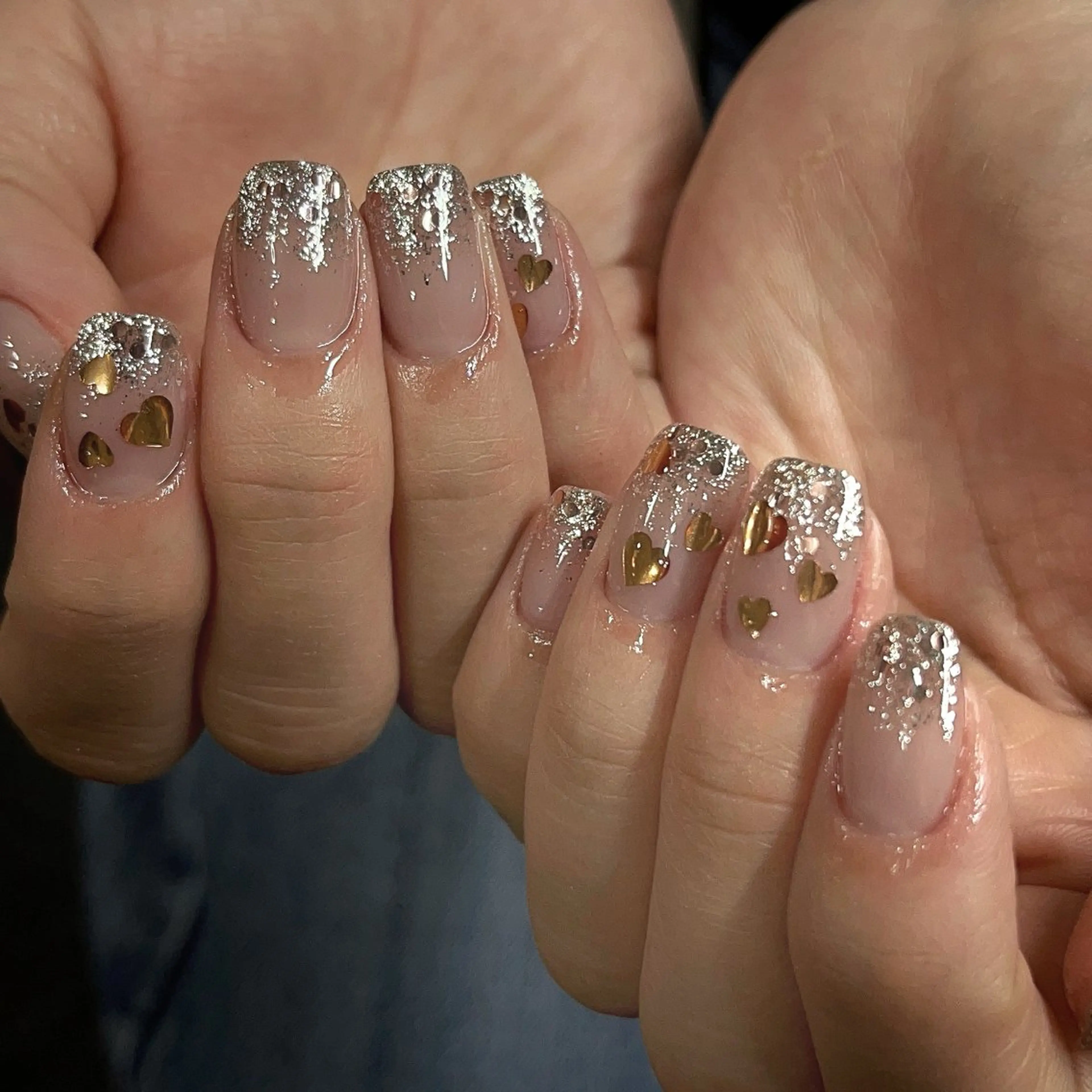 ネイル グラデーション ハート ホログラムネイル ラメ(グリッター) ラメグラデーション ハンドネイル ハンドケア 🎀NAIL🎀 AI🪄︎︎◝✩のネイルデザイン