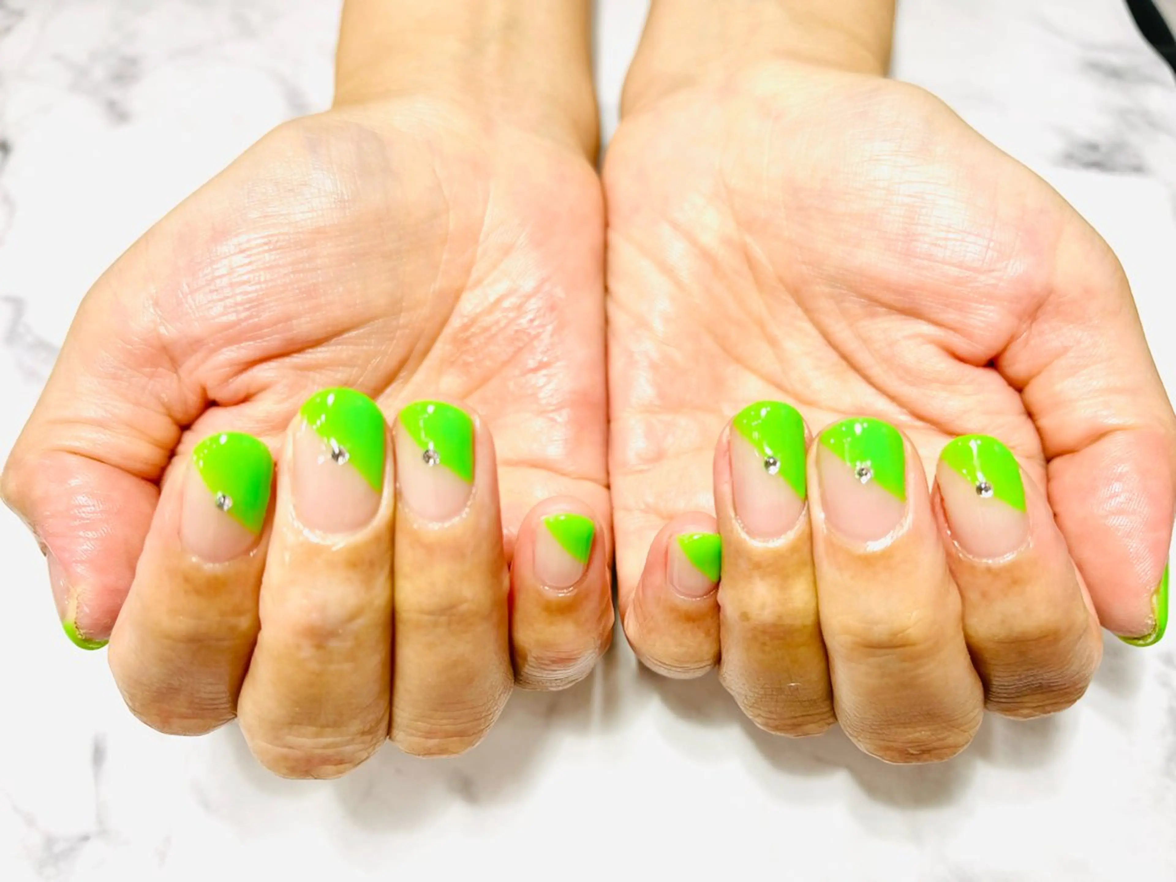 ネイル フレンチネイル グリーン 斜めフレンチ nail riyuのネイルデザイン