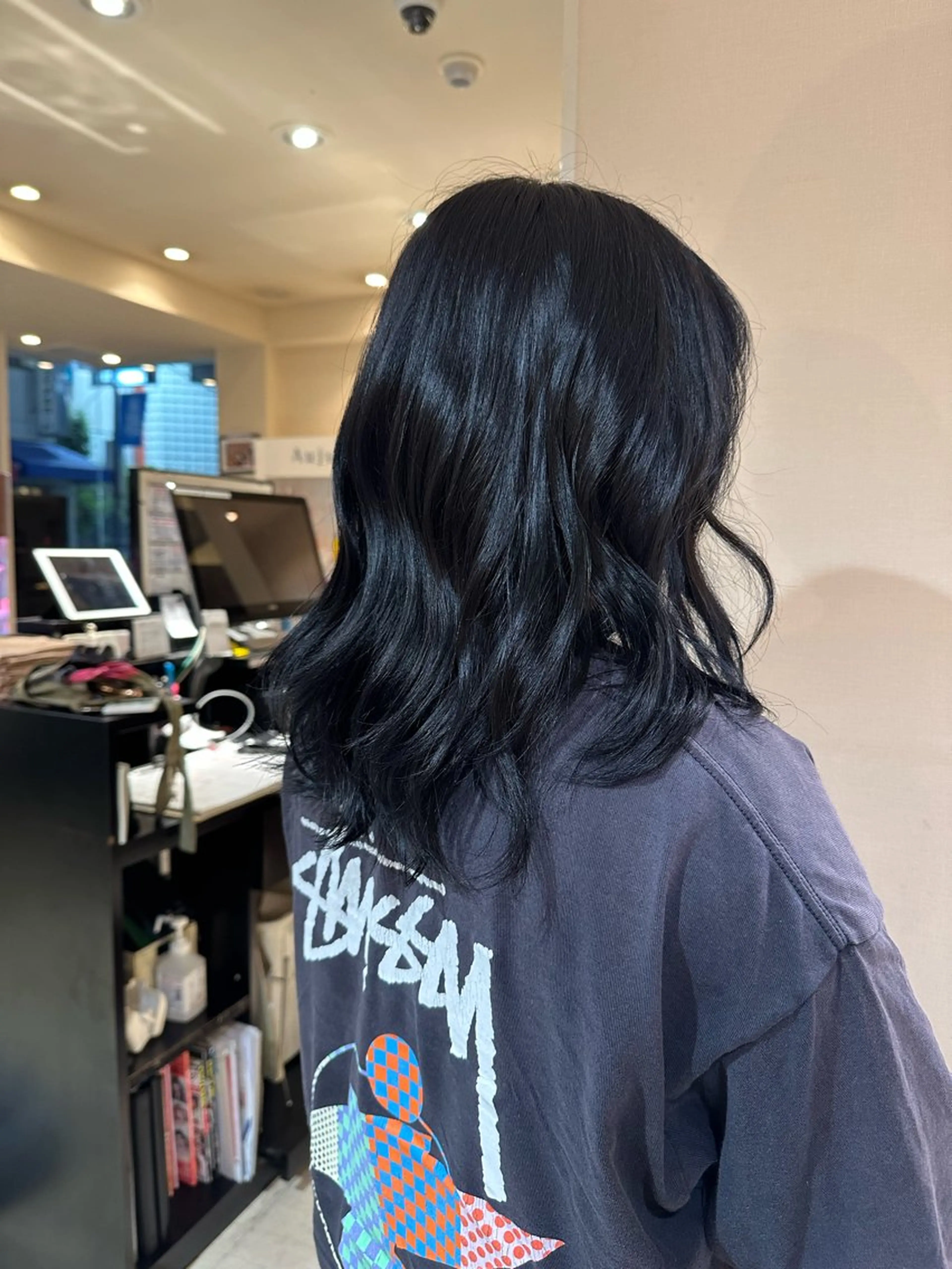 セミロング カラー 黒髪 ブルーカラー ブルーブラック 廣末 千菜のヘアスタイル