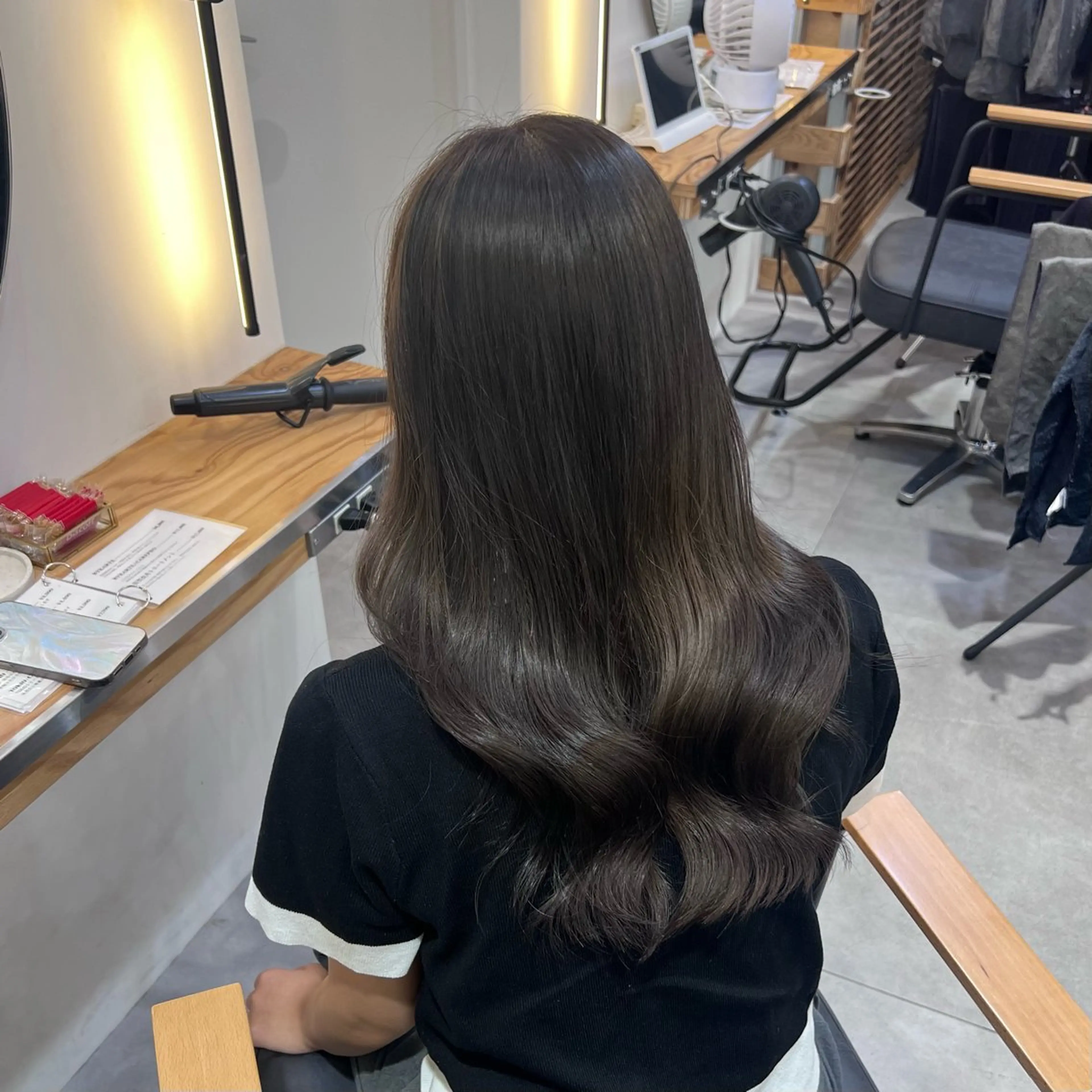 ミディアム カラー パーマ ベージュカラー 黒髪 ブルーカラー ブルーブラック ブラウンカラー カット ヘアカラー トリートメント ブリーチなし/ ベージュ/akiraのヘアスタイル