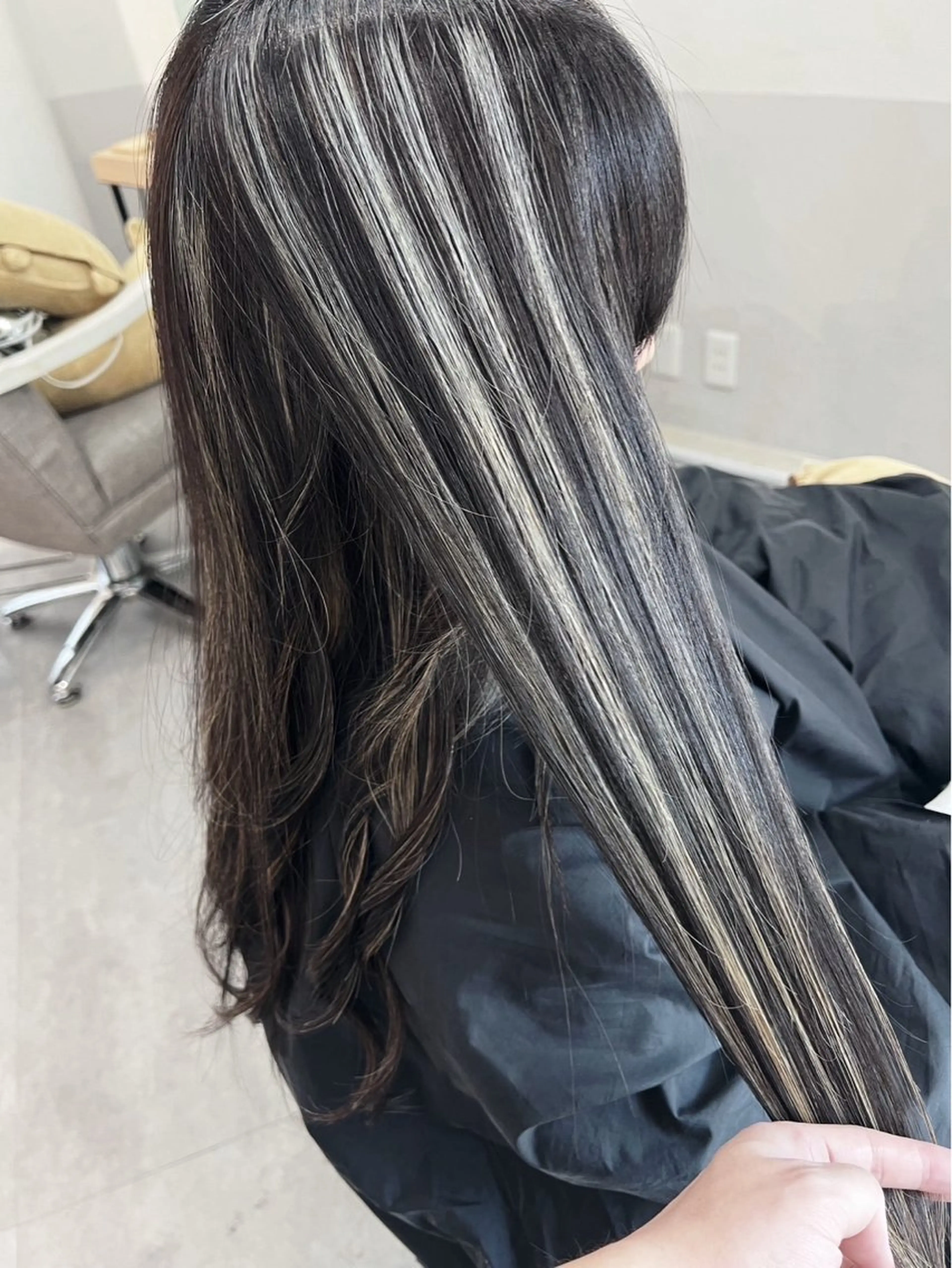 ロング カラー ダークグレー ダークグレージュ グレージュ ハイライトカラー ハイライト ヘアカラー トリートメント ROBIN所属・指名数No.1 /NAOYAのヘアスタイル