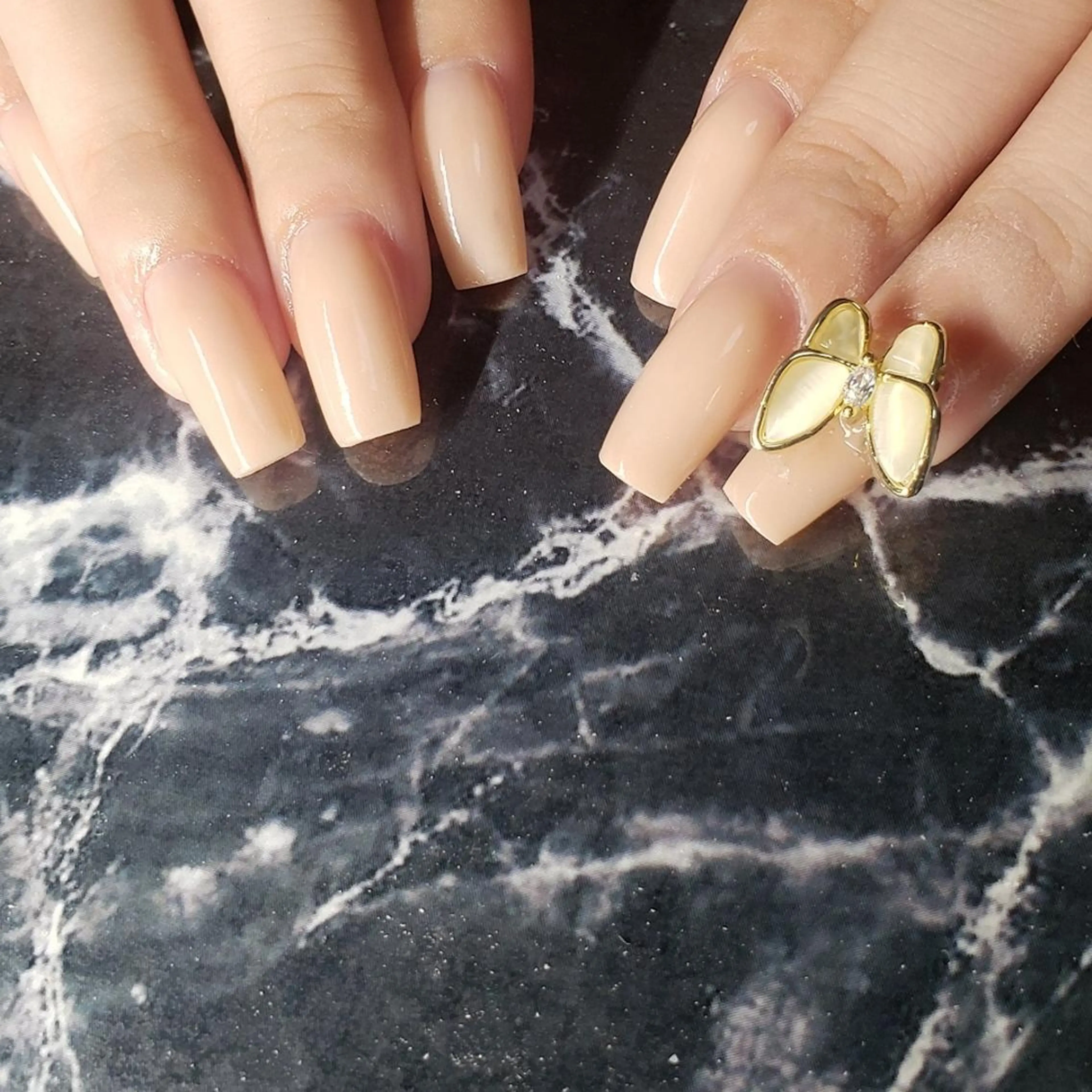 ミディアム ハンドネイル クロキ 。のネイルデザイン