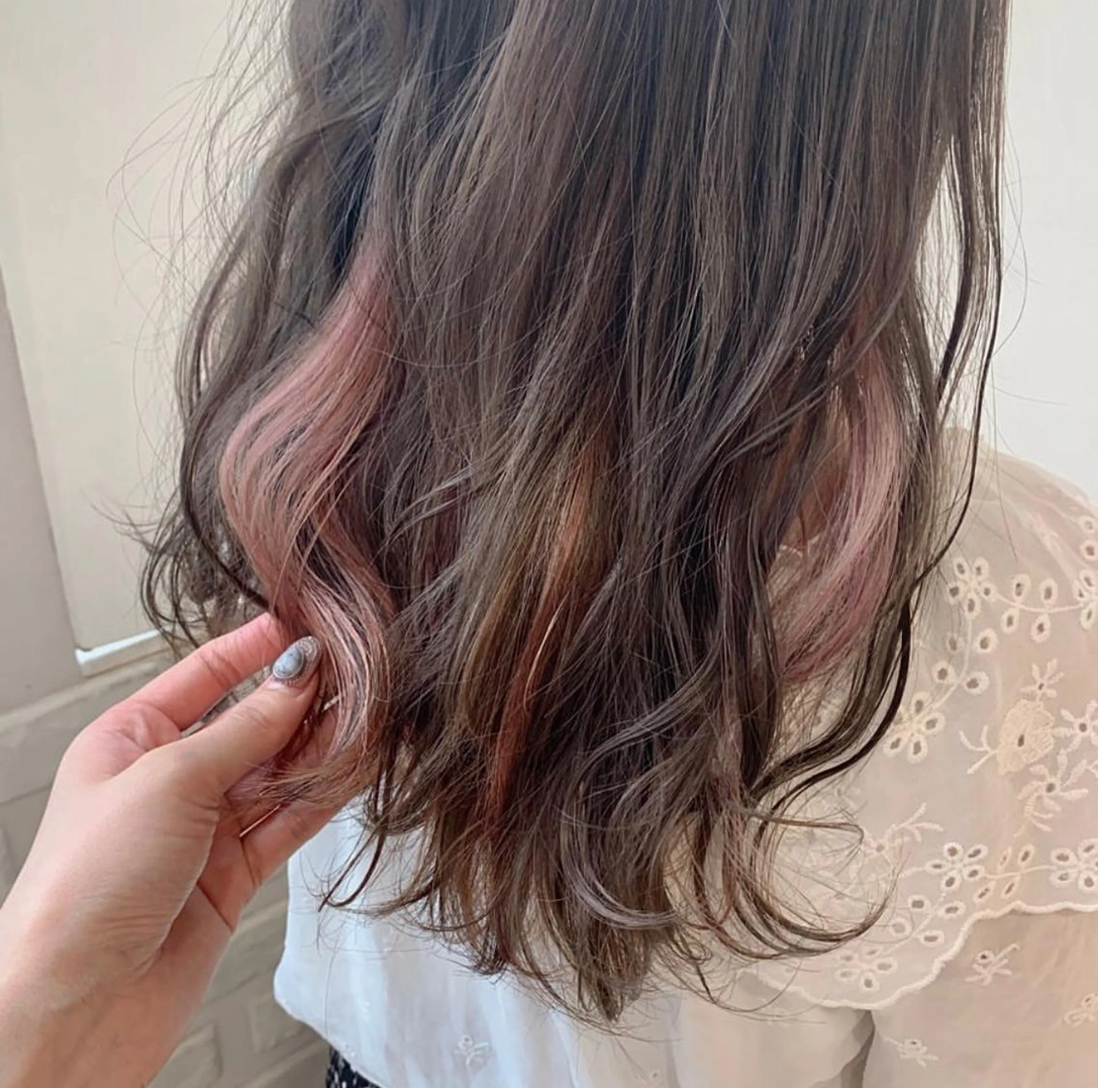 セミロング カラー ブリーチ インナーカラー ピンクカラー 農添 杏のヘアスタイル