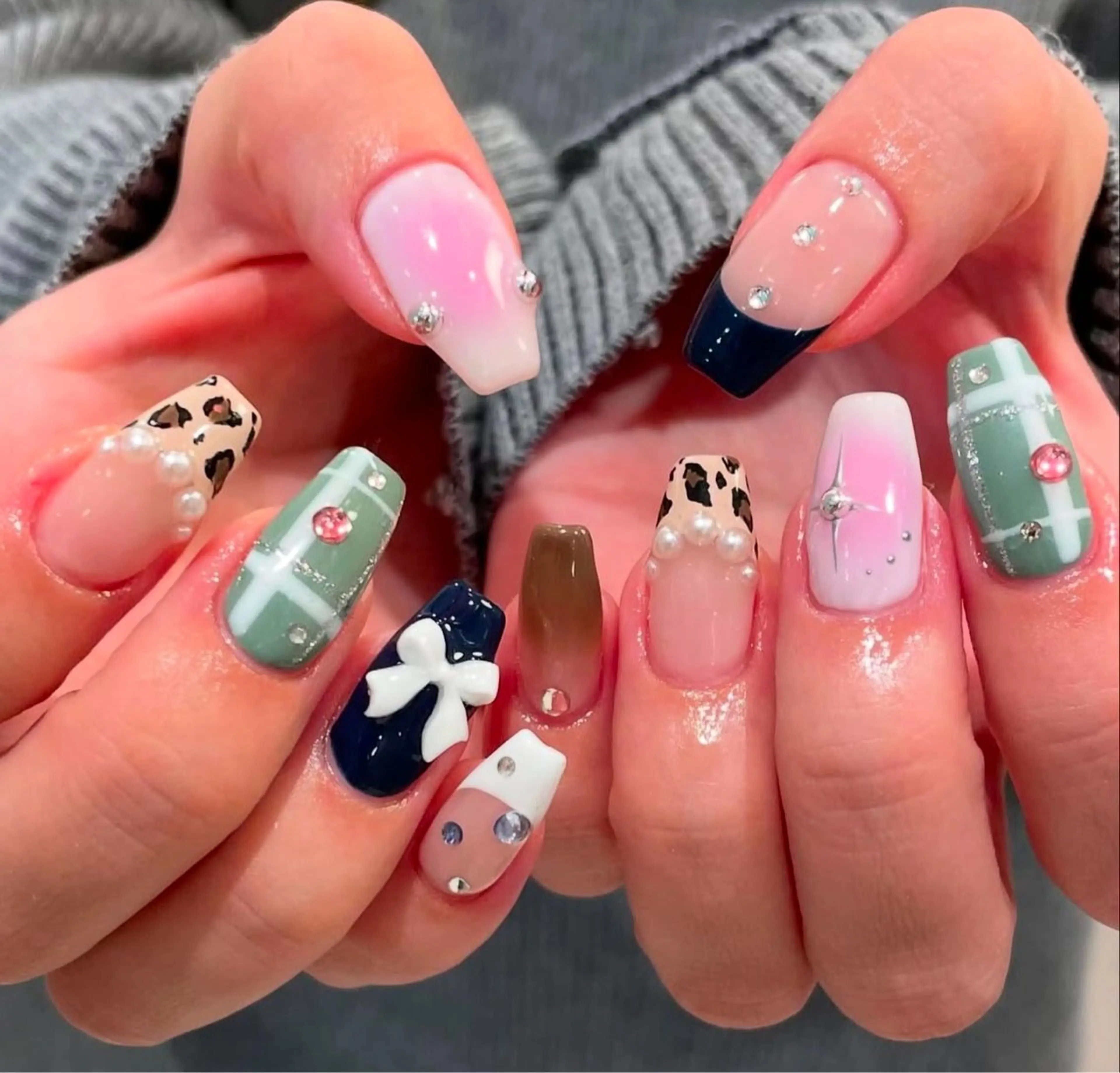 ネイル グラデーション キラキラネイル ワンカラーネイル 冬ネイル Jenn Nail Salonのネイルデザイン