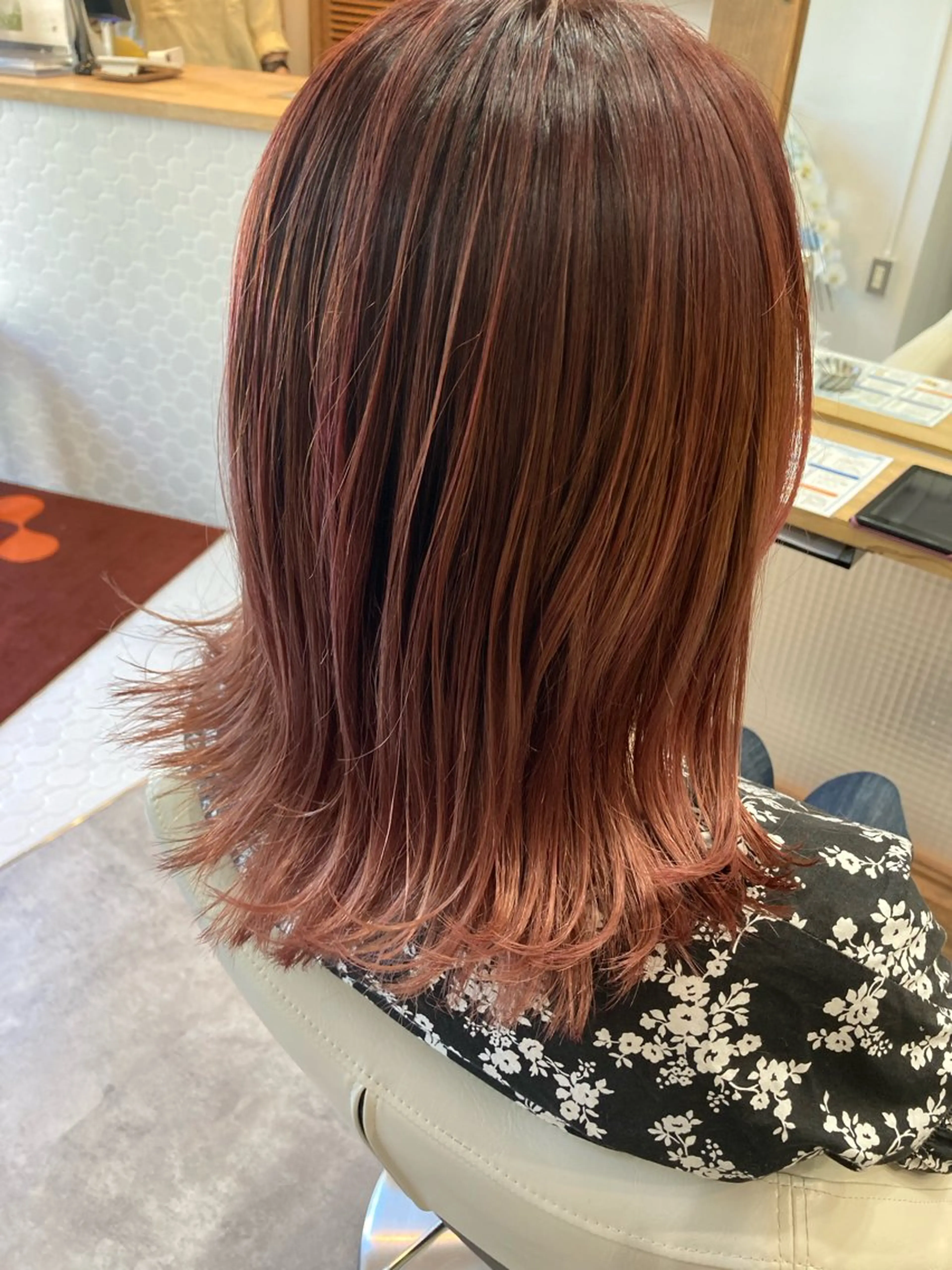 カラー ROOF  用賀所属・シミズ チハルのヘアスタイル