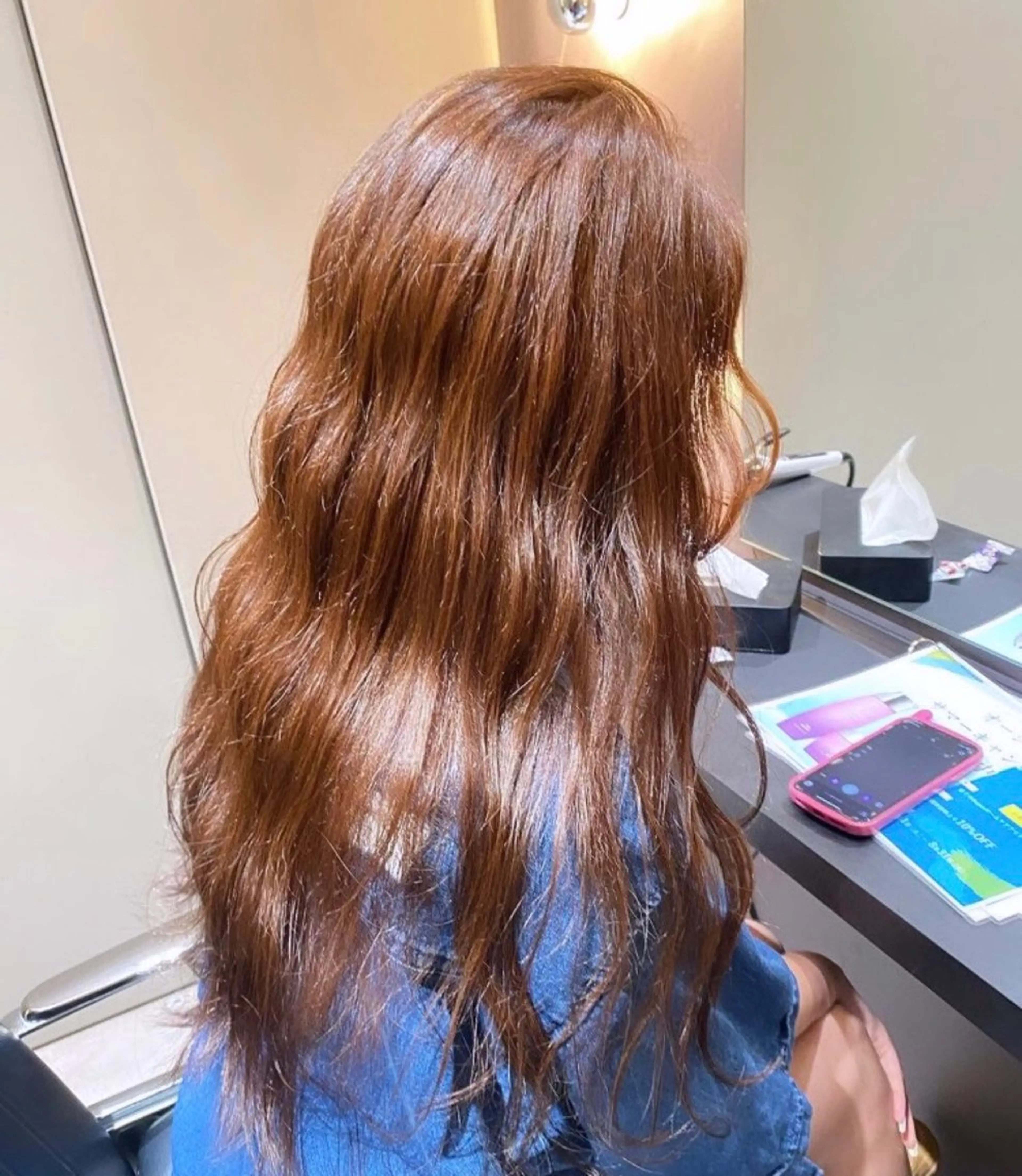 ロング カラー ブリーチ ブラウンカラー オレンジ オレンジブラウン サキ🤍ハイトーン 🩰くびれ巻きヘアのヘアスタイル