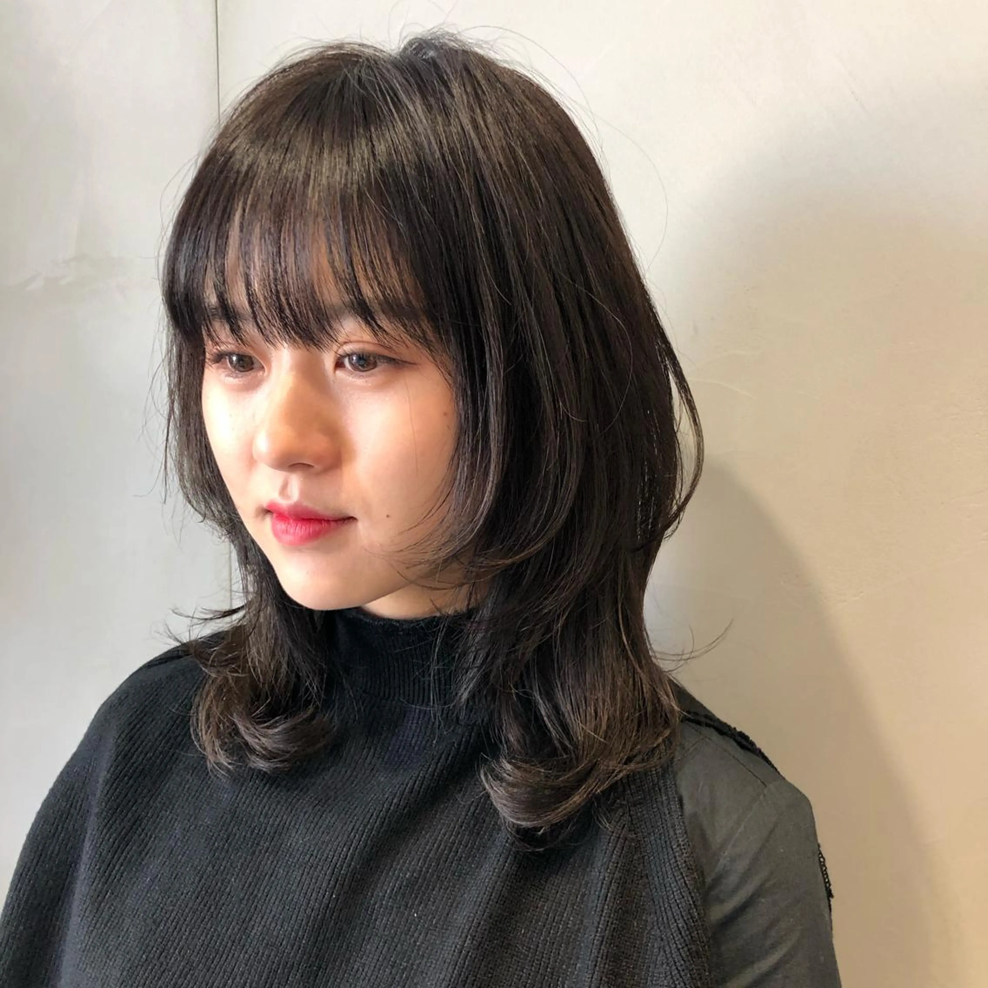 ミディアム カット 荒木 依莉亜のヘアスタイル