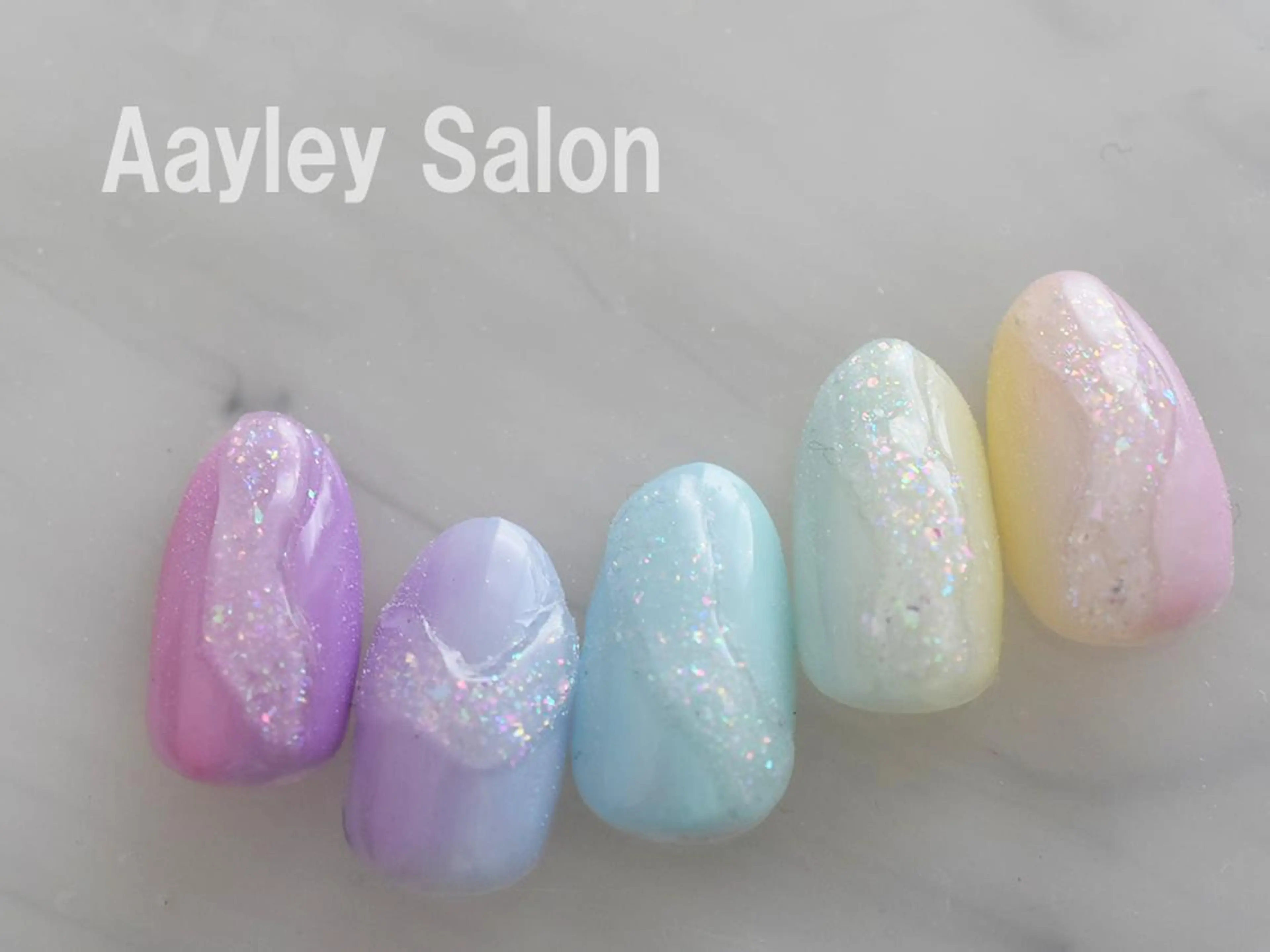 ミディアム カラー ネイル Aayley(アイリー)Salon所属・Aayley アイリ―サロンのネイルデザイン
