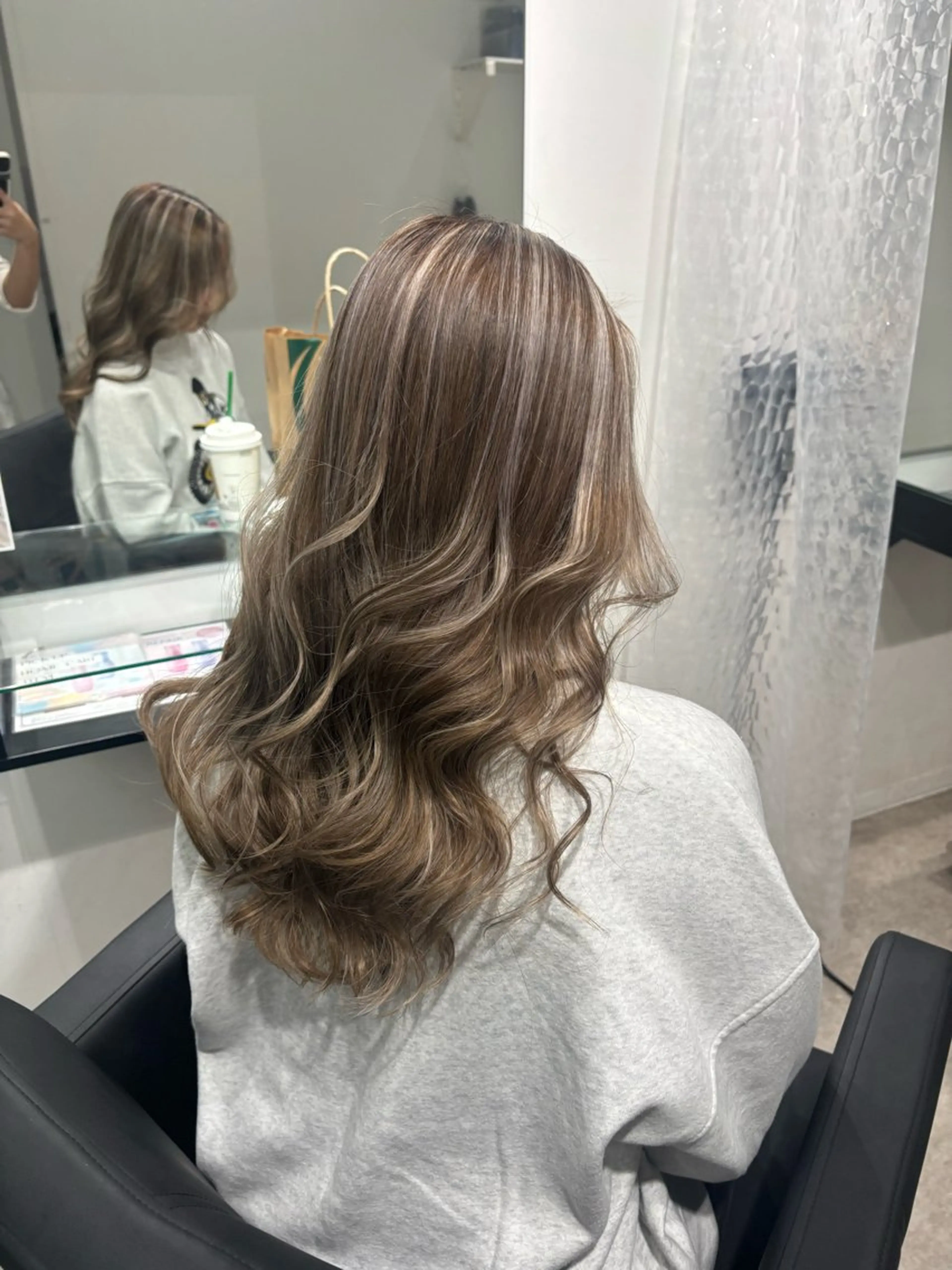 ハイライトカラー+トリートメント🤎/《自然光に当たると立体感がでる海外風ハイライト》※シャンプーブロー込みの写真