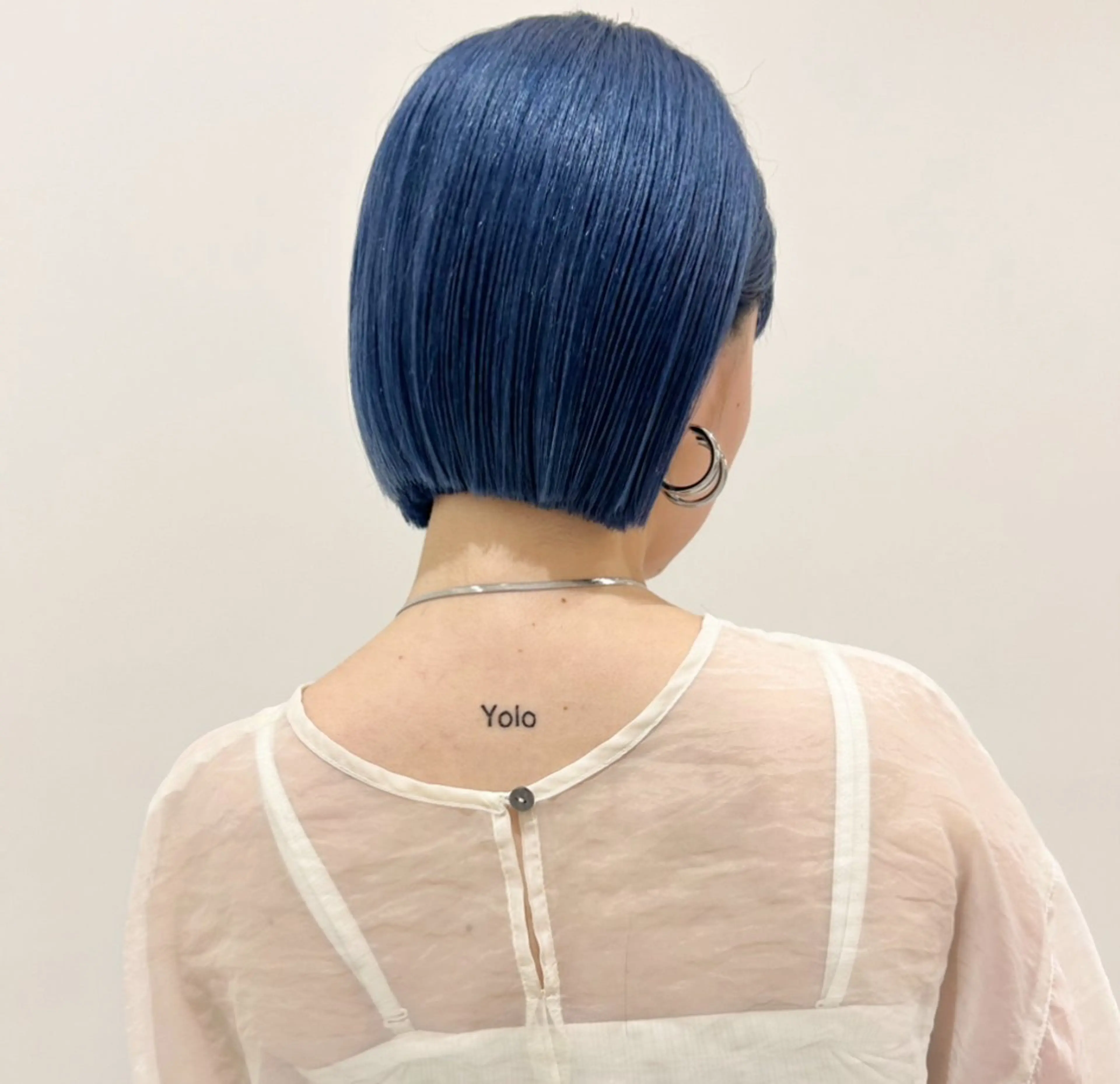 ショート カラー ブリーチ ネイビーカラー カット ヘアカラー トリートメント ハイトーン/ブリーチ 似合せカット/パーマのヘアスタイル