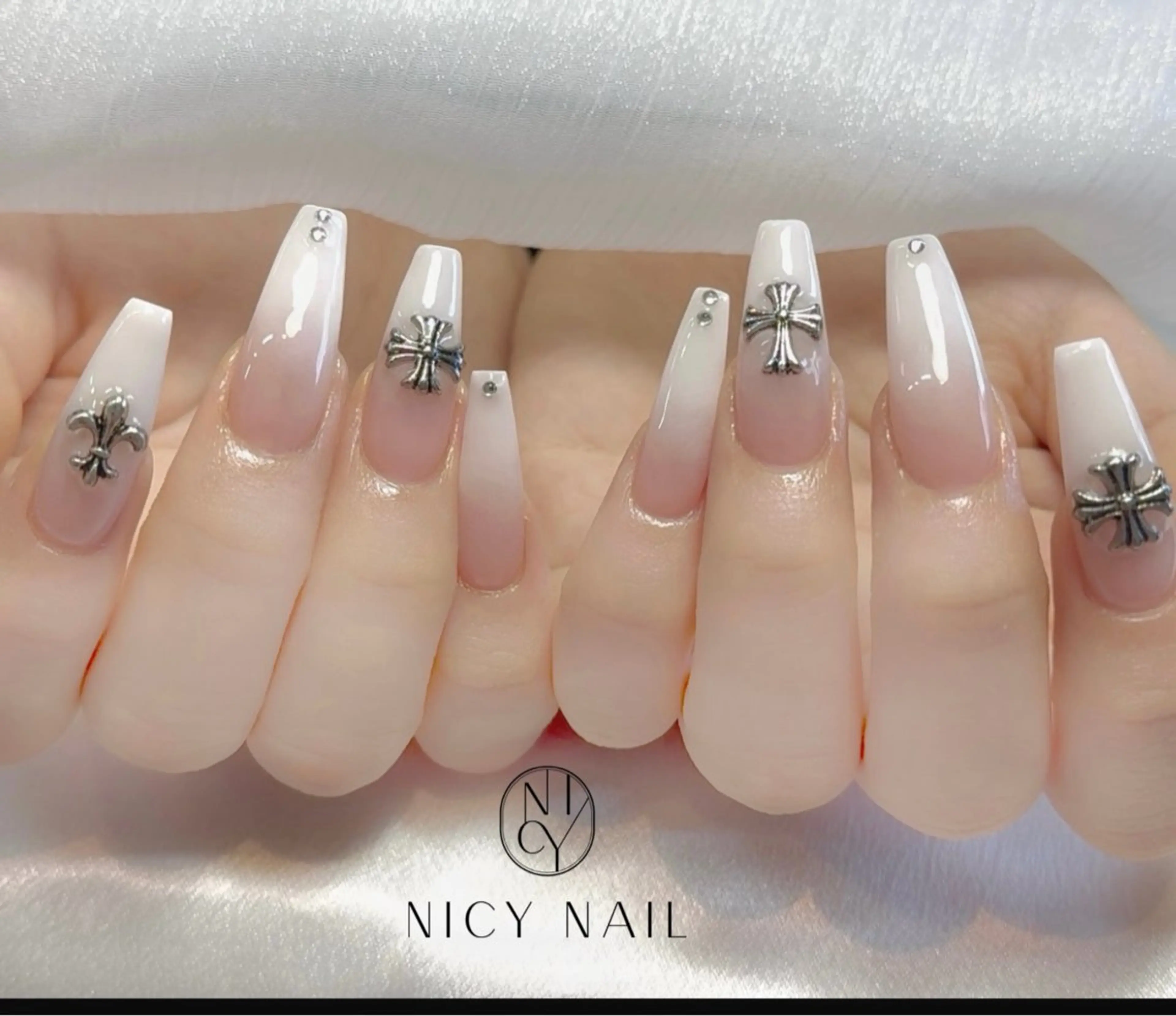 ネイル アートネイル オーロラネイル ブルー チークネイル フットネイル ハンドネイル Yurin_NICY 池袋のネイルデザイン