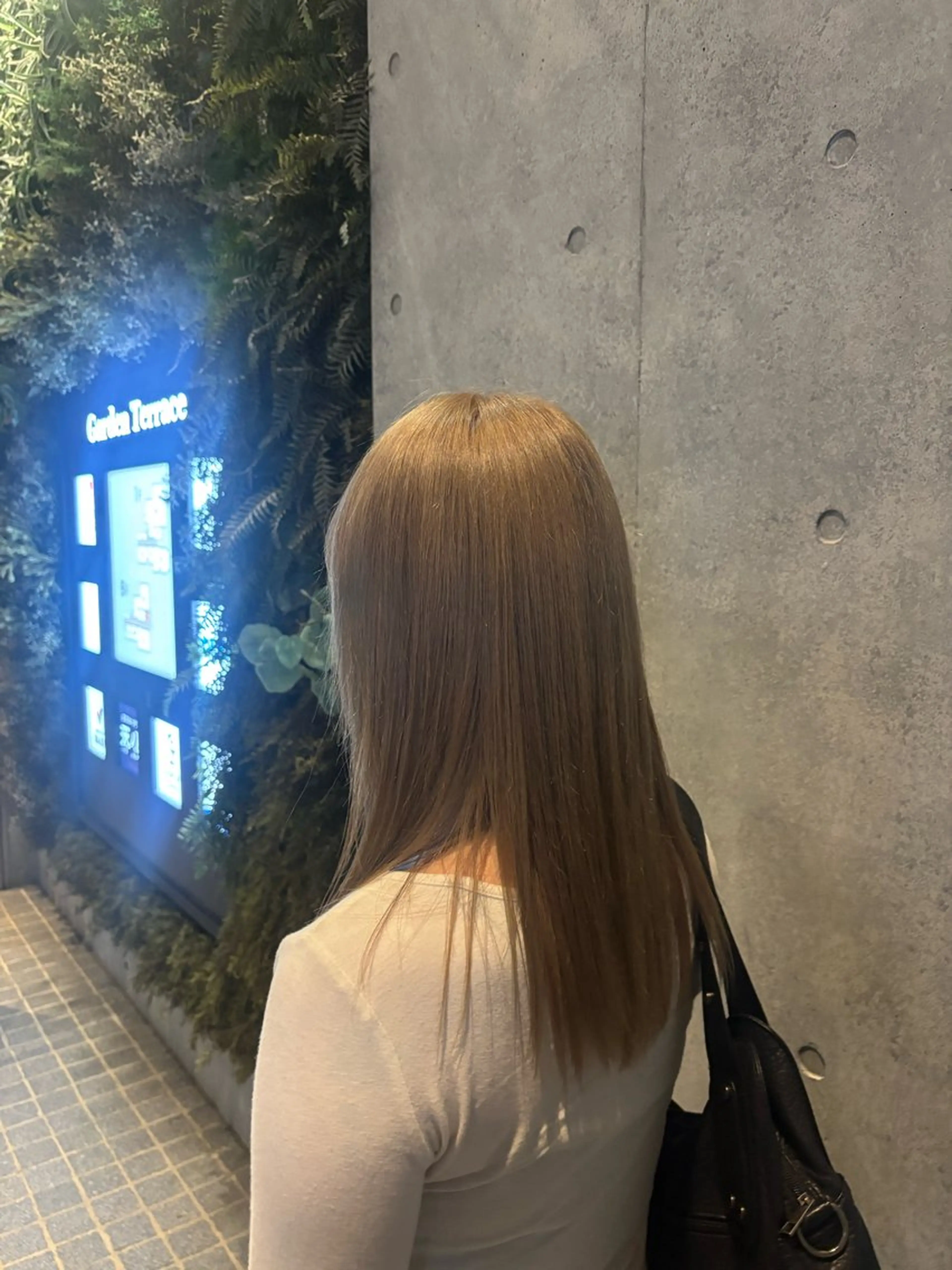 セミロング ヘアカラー ハイトーン/艶髪/ スパ/下北沢もえかのヘアスタイル