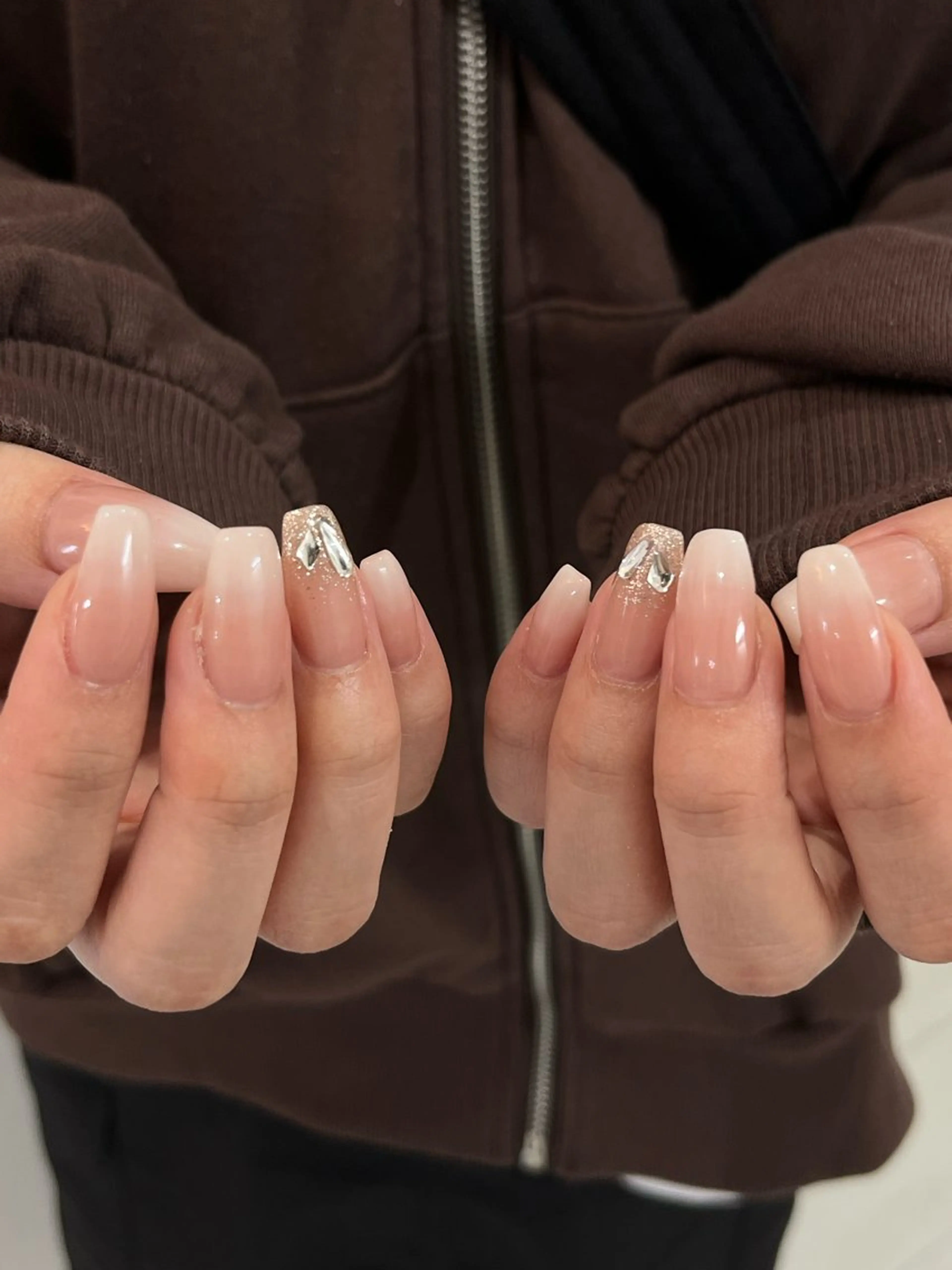 ネイル ストーンネイル ハンドネイル Ray. ちゅるん系ニュアンスのネイルデザイン