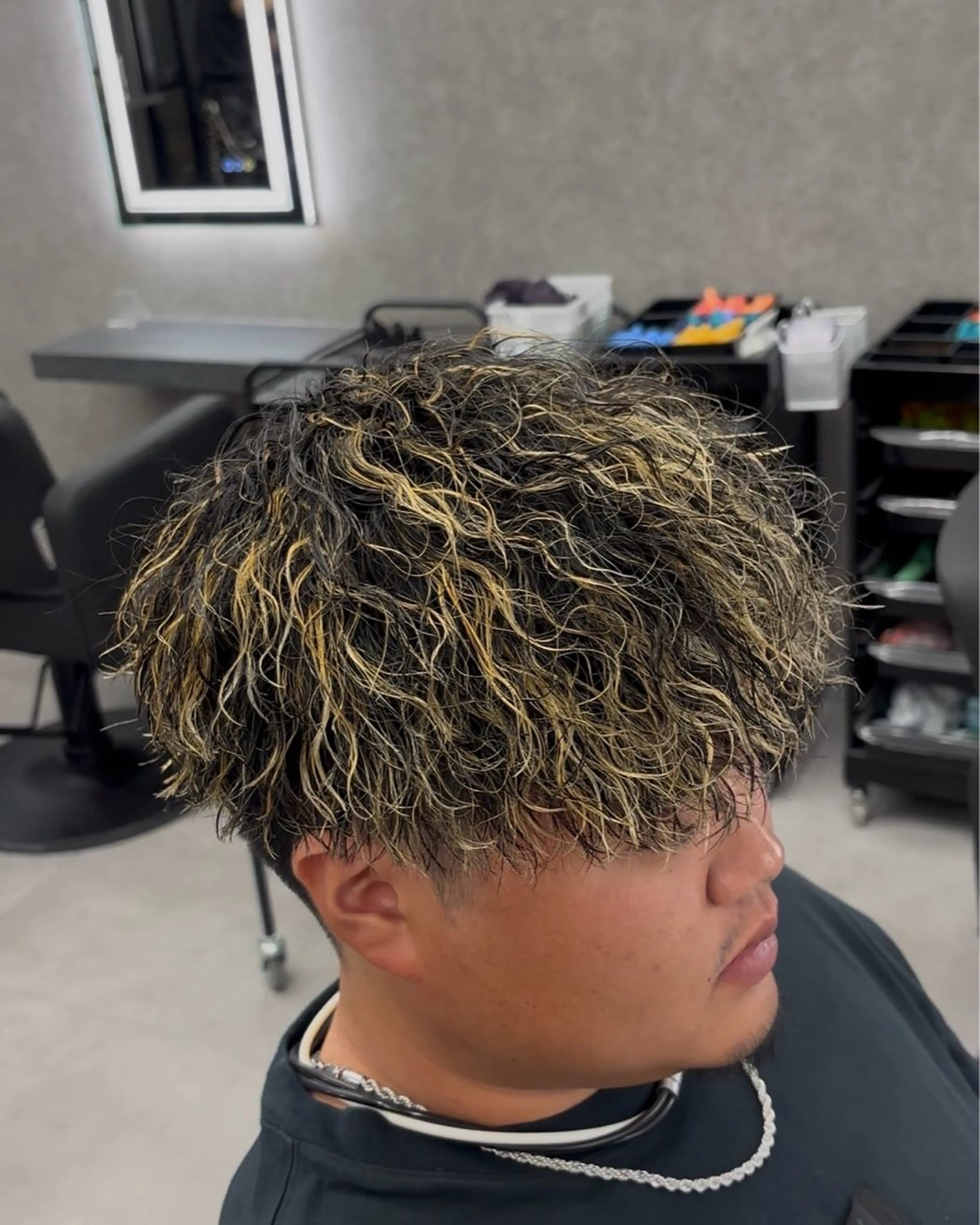 カラー メンズ メンズハイライト メンズメッシュ ハイライトカラー メッシュ ヘアカラー 西川 優太のヘアスタイル