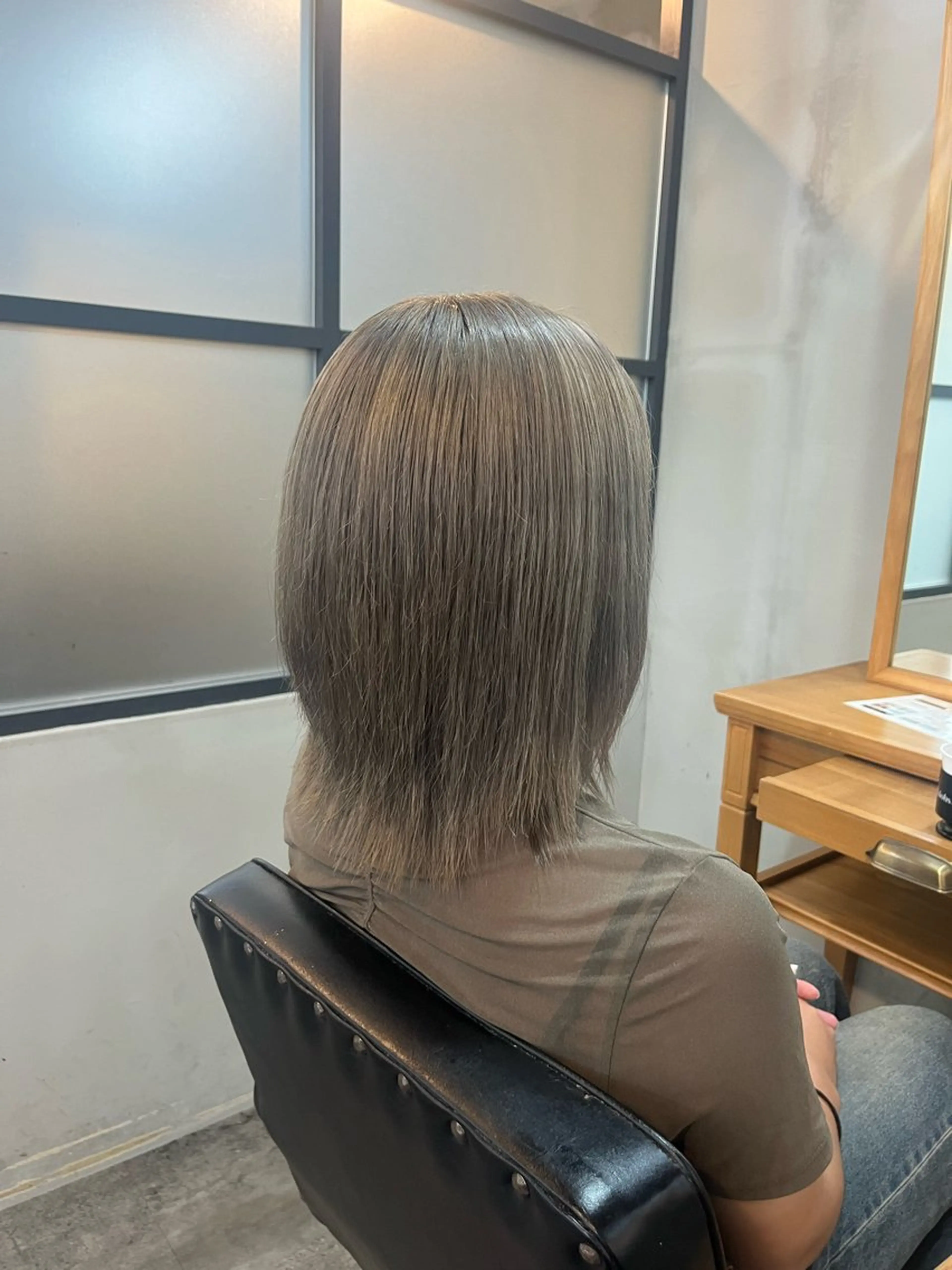 カラー シルバー ヘアカラー 栗本 陽香/顔周りレ イヤー/透明感カラーのヘアスタイル