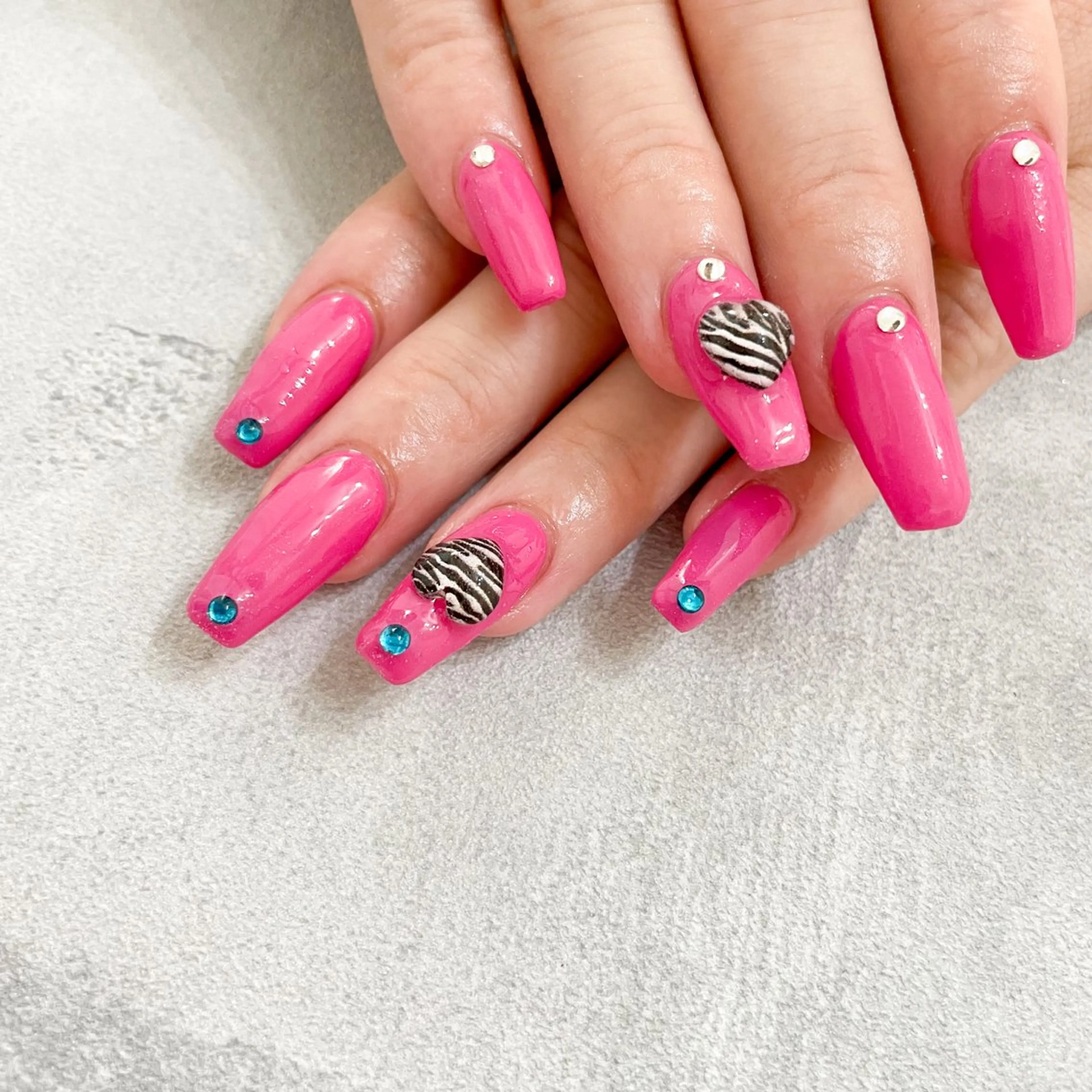 ネイル ゴテゴテ💙ワンホン リオナのネイルデザイン