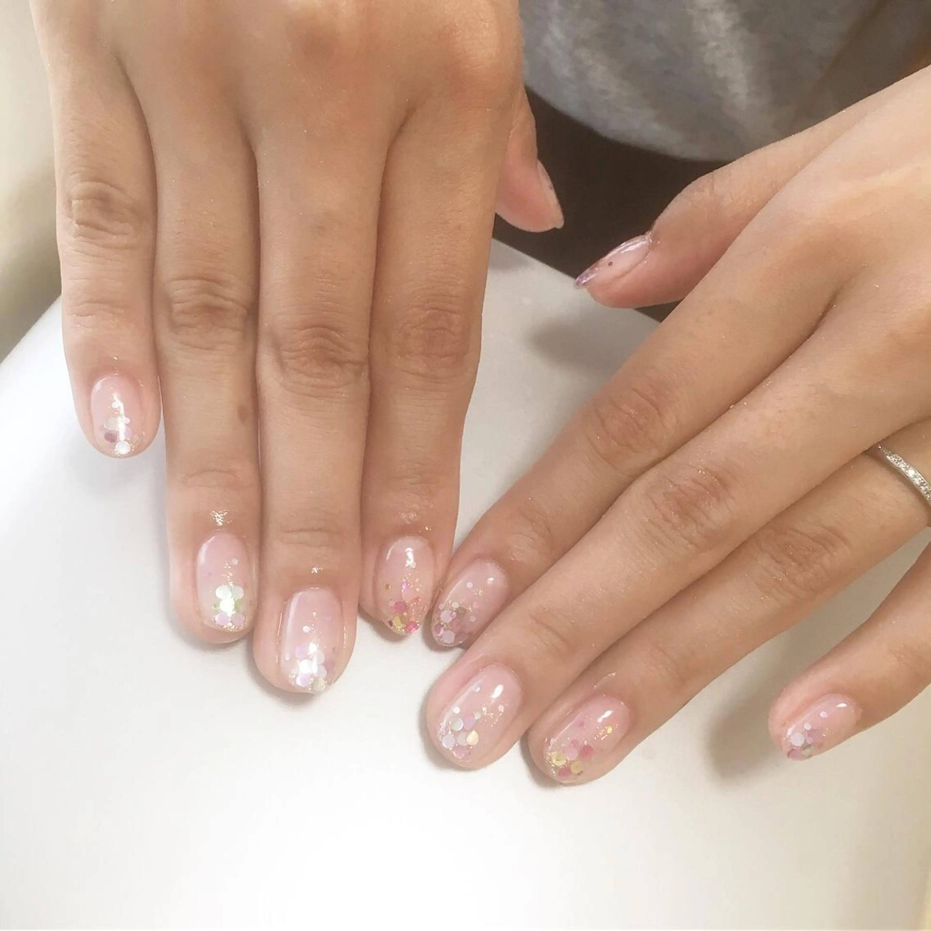 ネイル ゴールド ホログラムネイル キラキラネイル ラメ(グリッター) 赤色 Petit Fleur所属・青柳 亜梨奈のマツエク・マツパデザイン