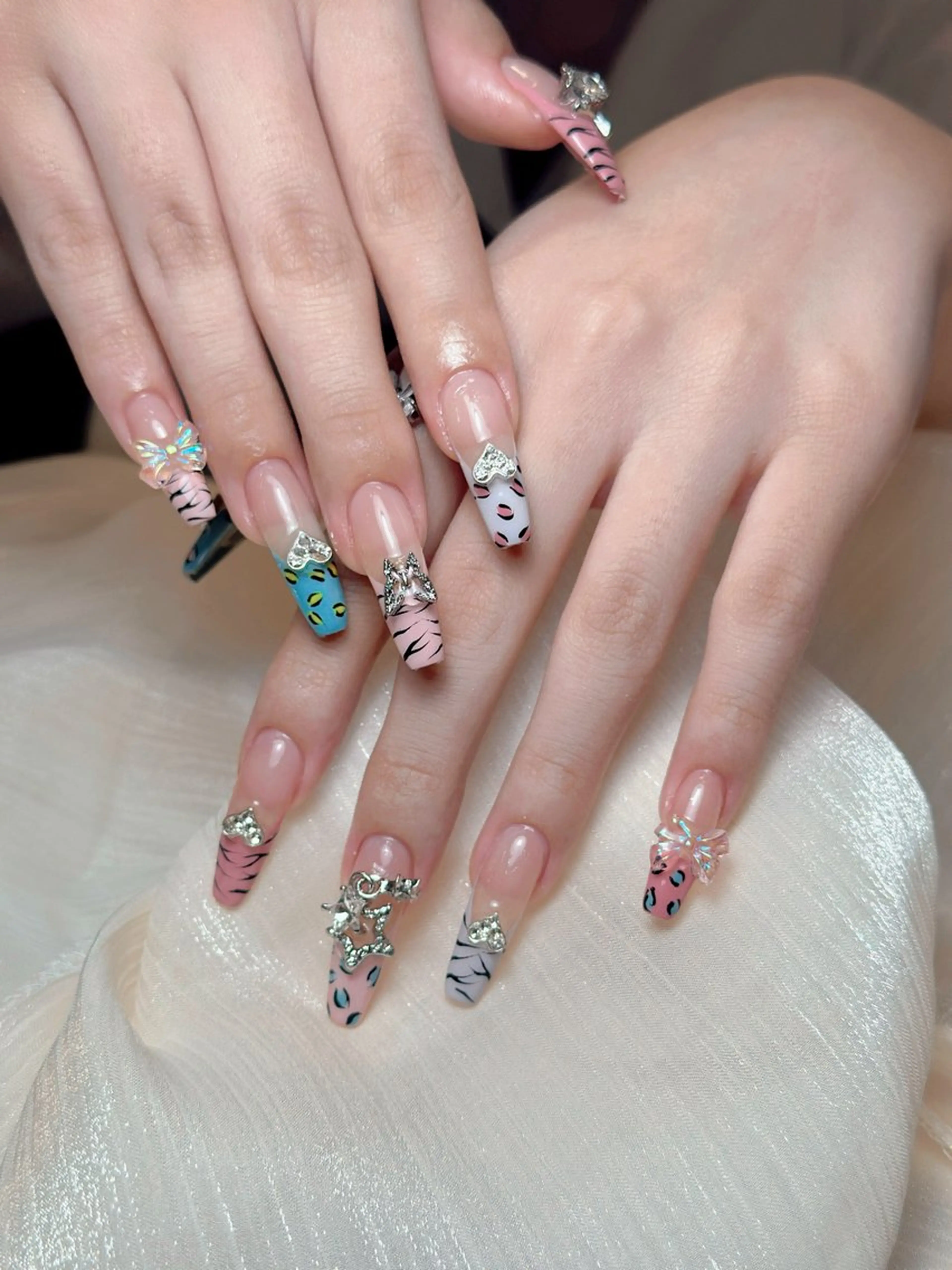 ネイル アートネイル チークネイル ジェルネイル グラデーション キラキラネイル ネイル👑クイーンズ NailQueensのネイルデザイン