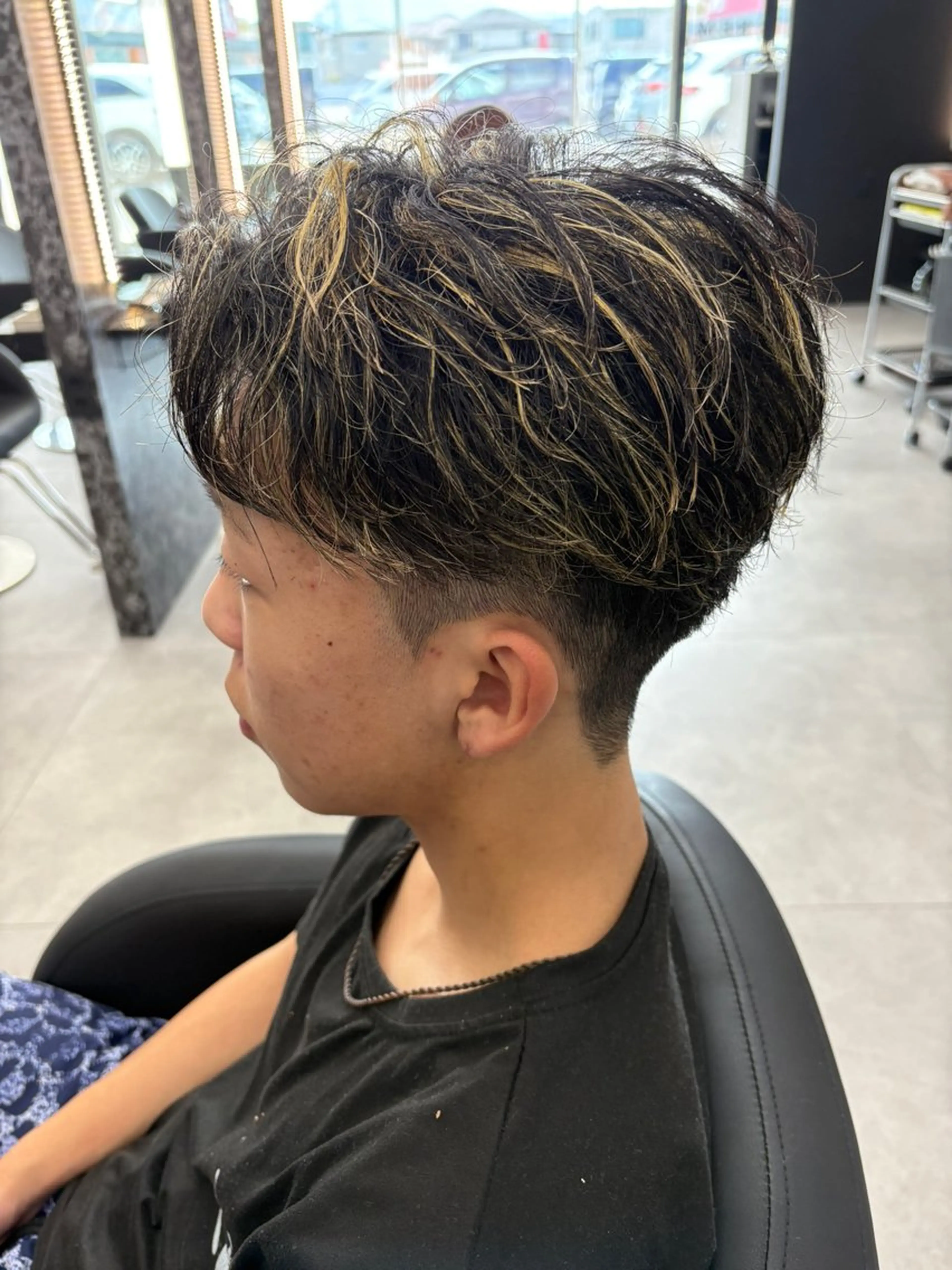 カラー メンズ メンズメッシュ メッシュ カット ヘアカラー REM_aokijima所属・土屋 竣奨のヘアスタイル