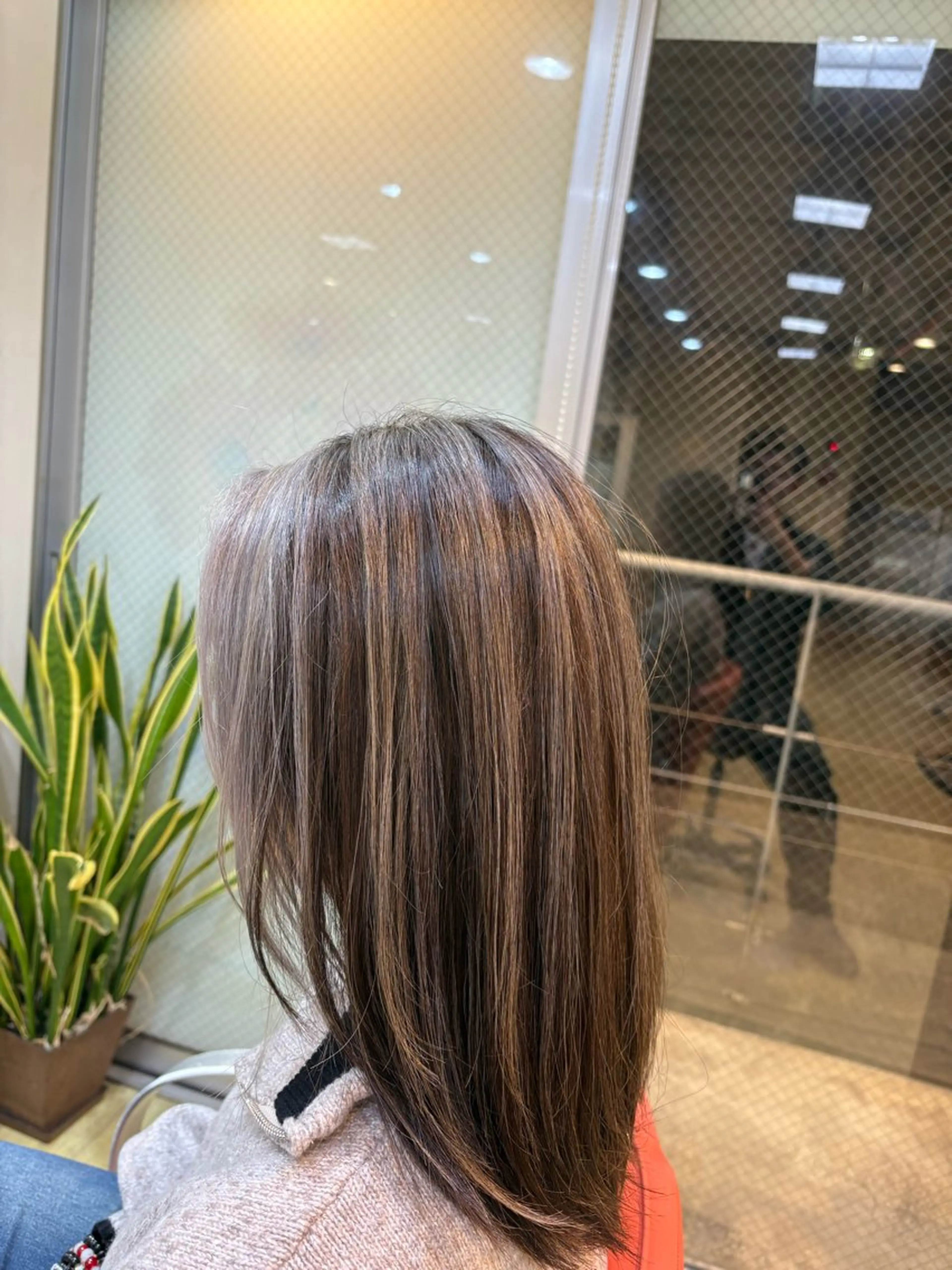 セミロング カラー グレージュ ハイライトカラー ハイライト レイヤーカット エイチエアー所属・清宮 隼翔のヘアスタイル