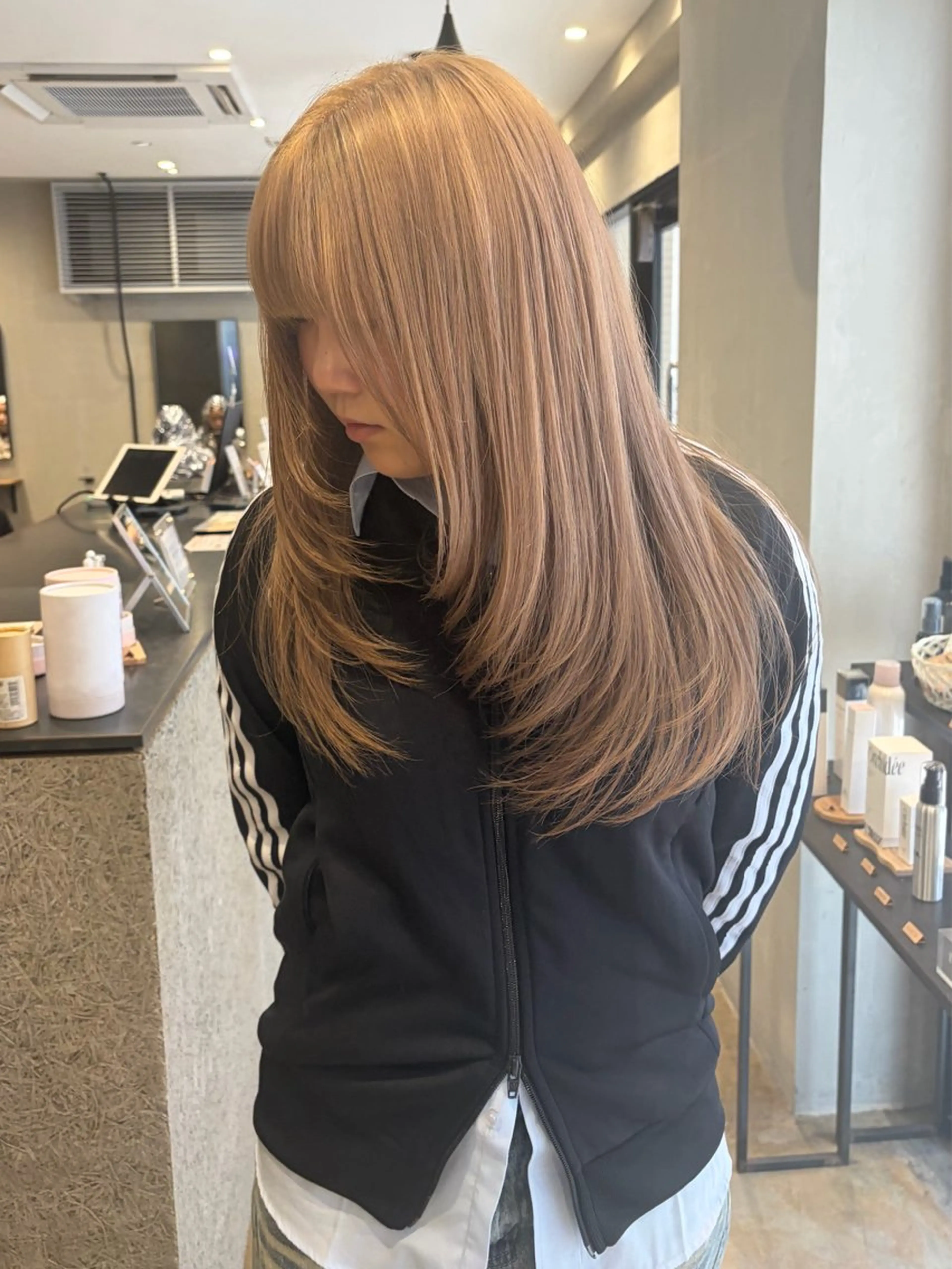 ロング カラー ベージュカラー ミルクティーベージュ レイヤーカット カット ヘアカラー みわ/博多 ブリーチ/メンズヘアのヘアスタイル