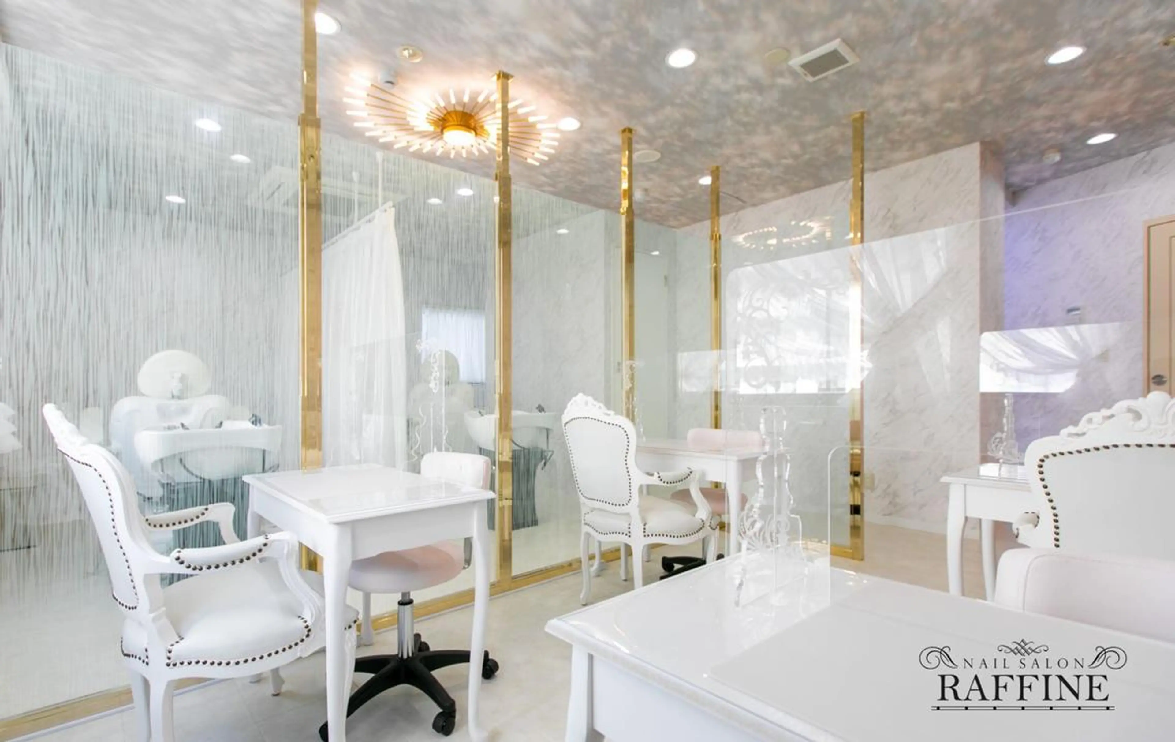 RAFFINE 月🦋🩵のネイルデザイン