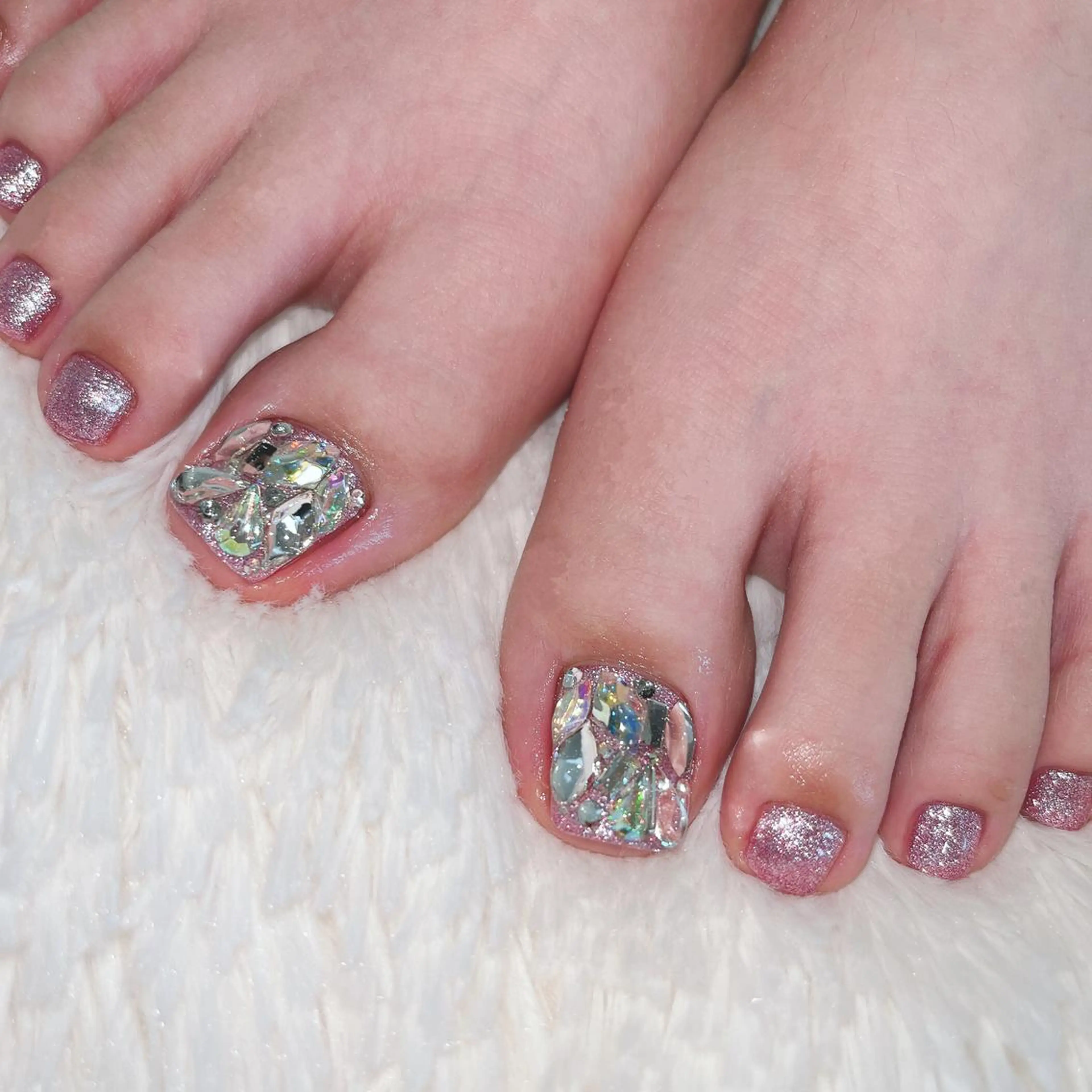 ネイル フットネイル フレンチネイル ジェルネイル ラメ(グリッター) ラメグラデーション NEO Beauty Salon所属・𝐍𝐄𝐎 𝐉𝐔𝐑𝐈のネイルデザイン