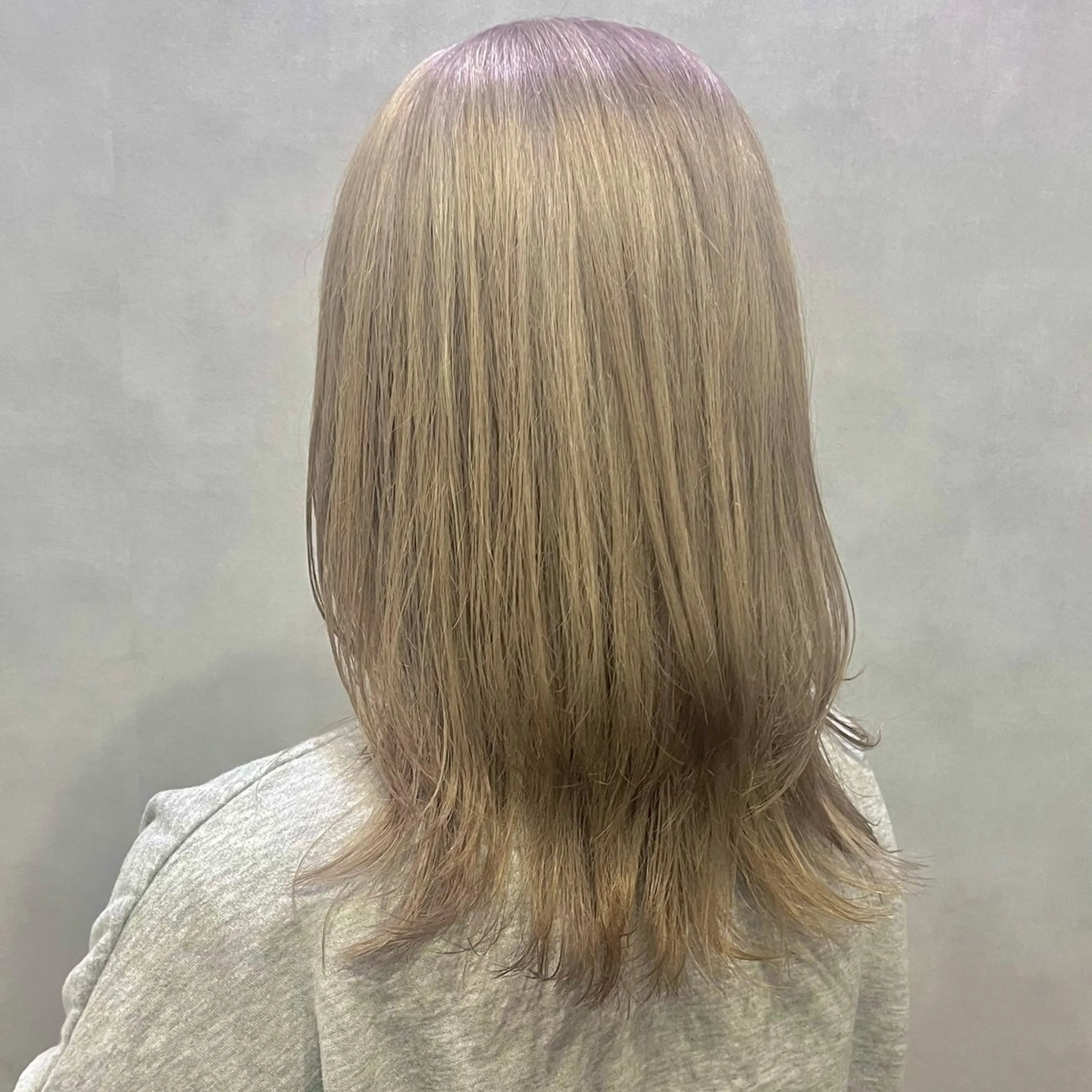 ミディアム カラー ベージュカラー レイヤーカット ウルフカット ウルフレイヤー カット ヘアカラー トリートメント 伊藤 玲衣のヘアスタイル