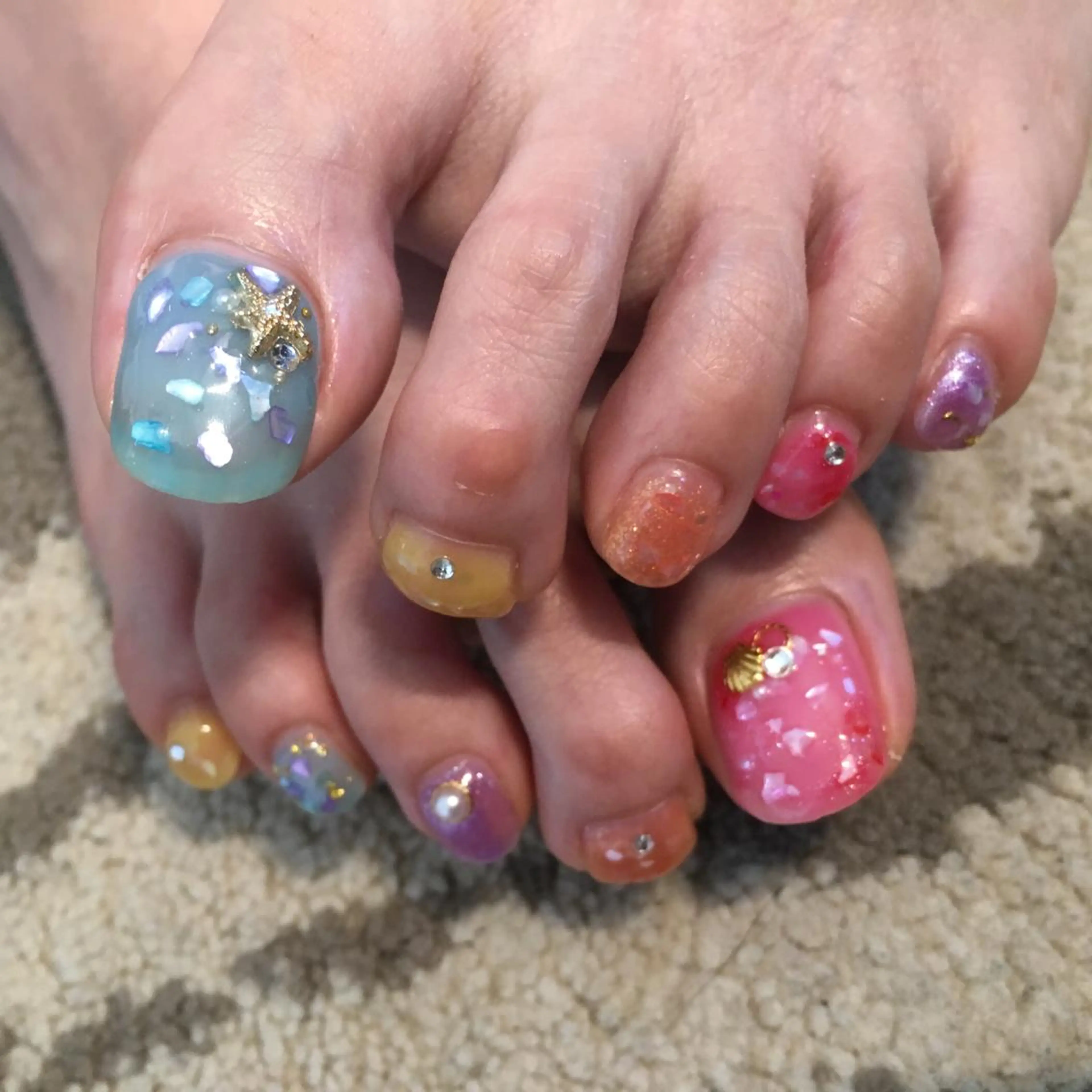 ネイル フットネイル ラメ(グリッター) ストーンネイル 夏ネイル CULU -LUのネイルデザイン