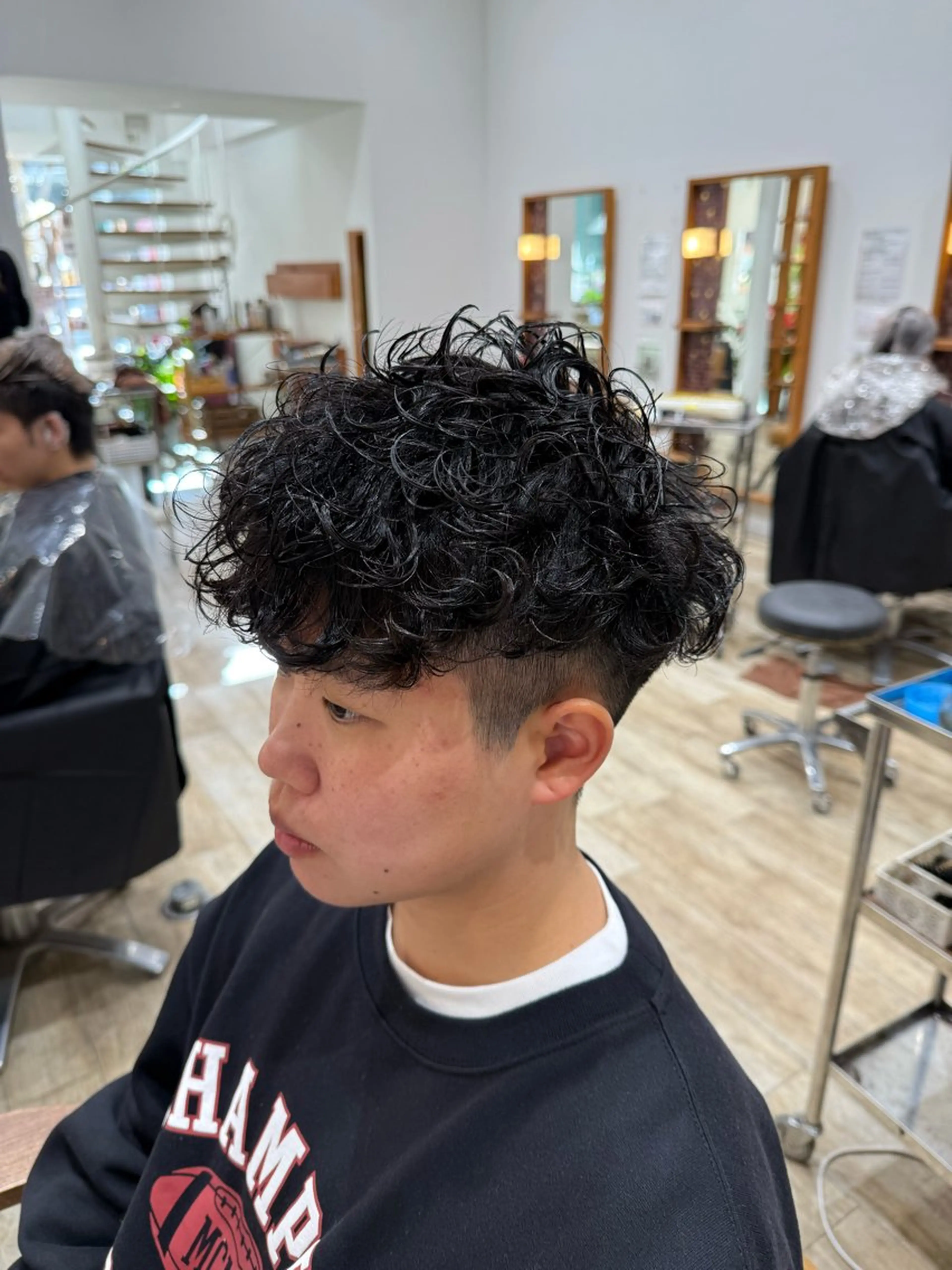 ショート パーマ メンズ メンズブリーチ センターパート フェードカット フェザーパーマ メンズハイライト カット パーマ peakshair所属・髪質改善/メンズパ ーマ𝒀𝑼𝑻𝑶のヘアスタイル