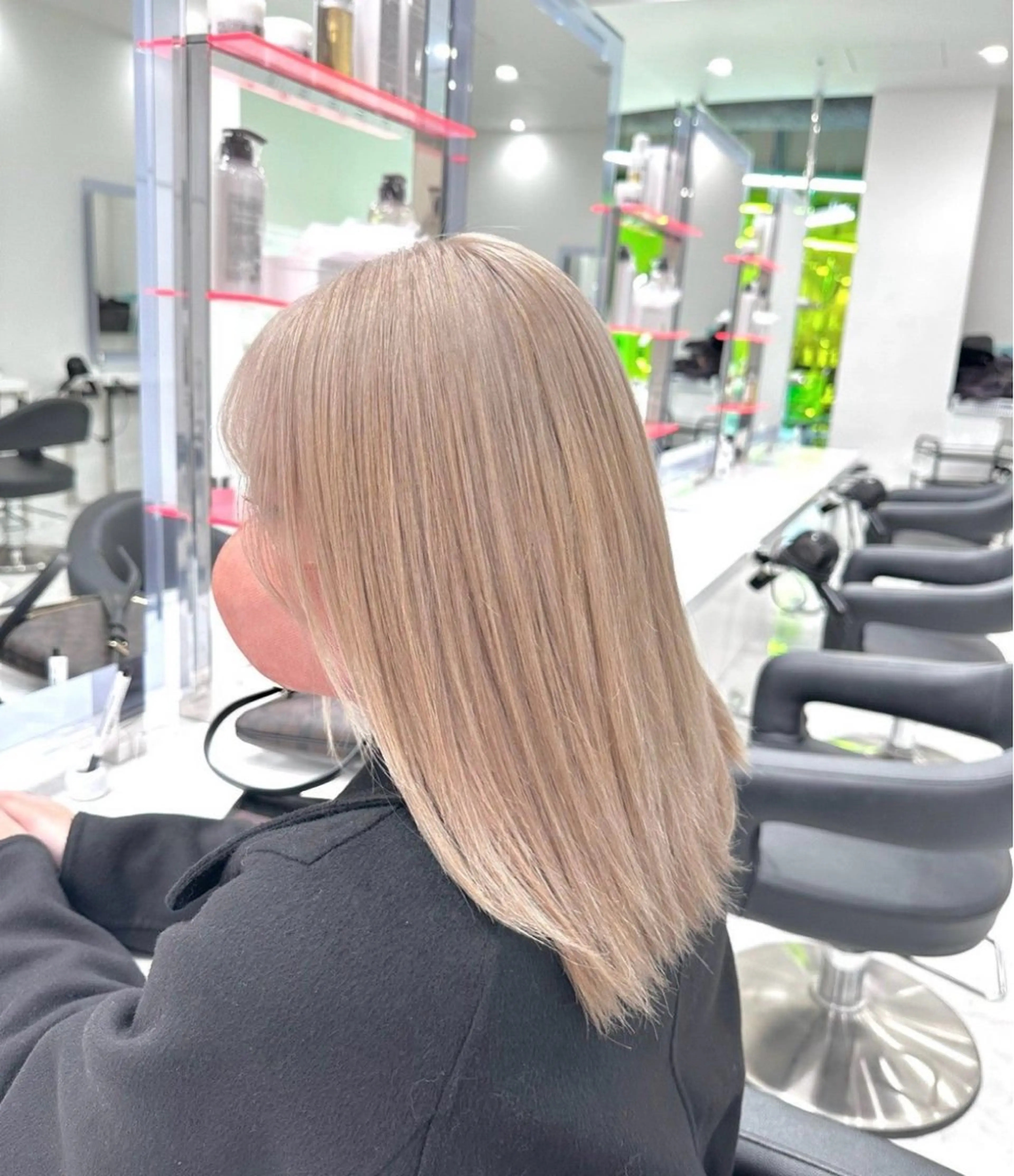 セミロング カラー ヘアアレンジ ブリーチ ブロンド 透明感カラー ヘアカラー 🩵ダメージレス艶感 ハイトーン🩷のヘアスタイル