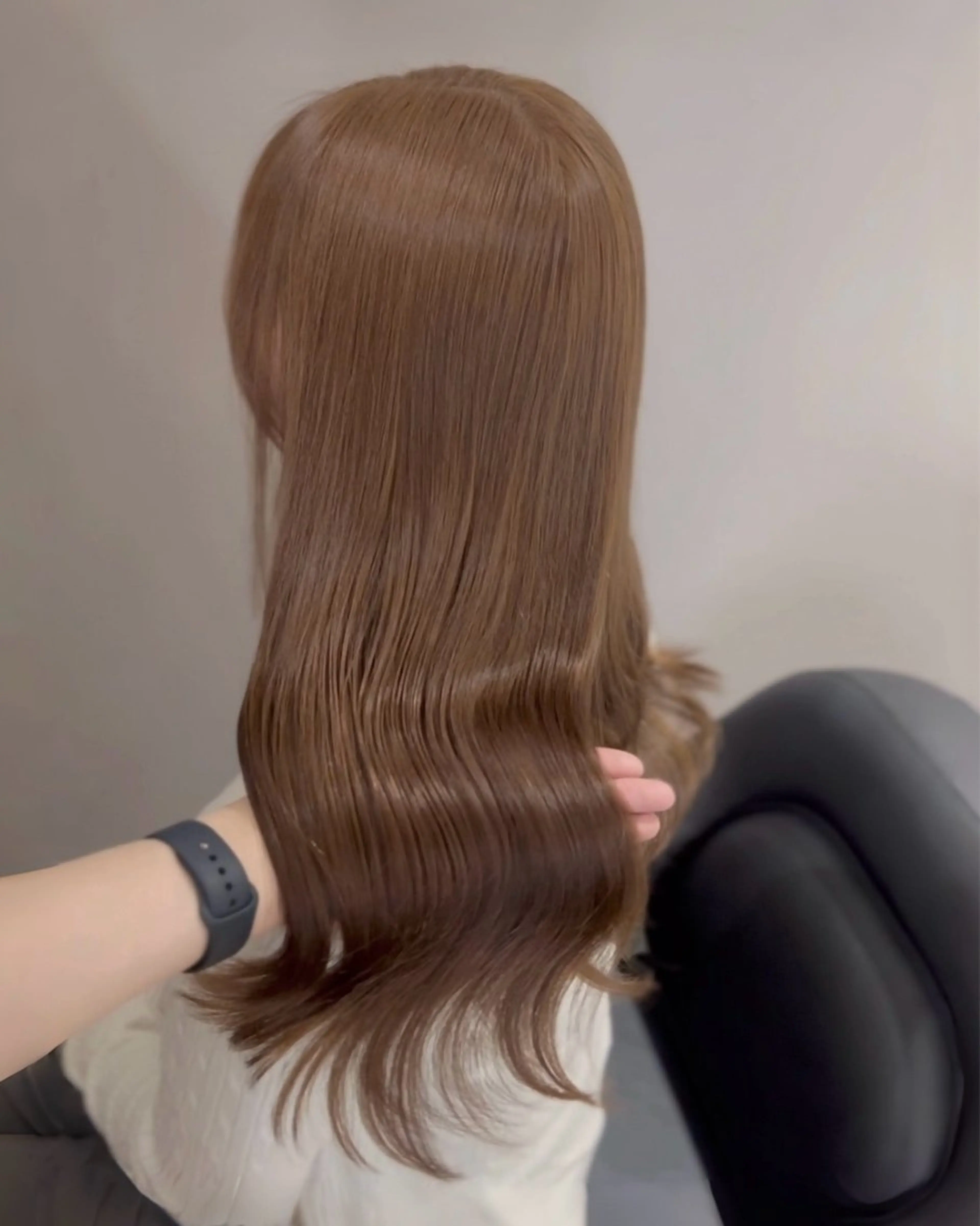 ロング カラー パーマ アッシュ アッシュグレー アッシュグレージュ ベージュカラー ブリーチ カット ヘアカラー トリートメント ブリーチなし/ ベージュ/akiraのヘアスタイル