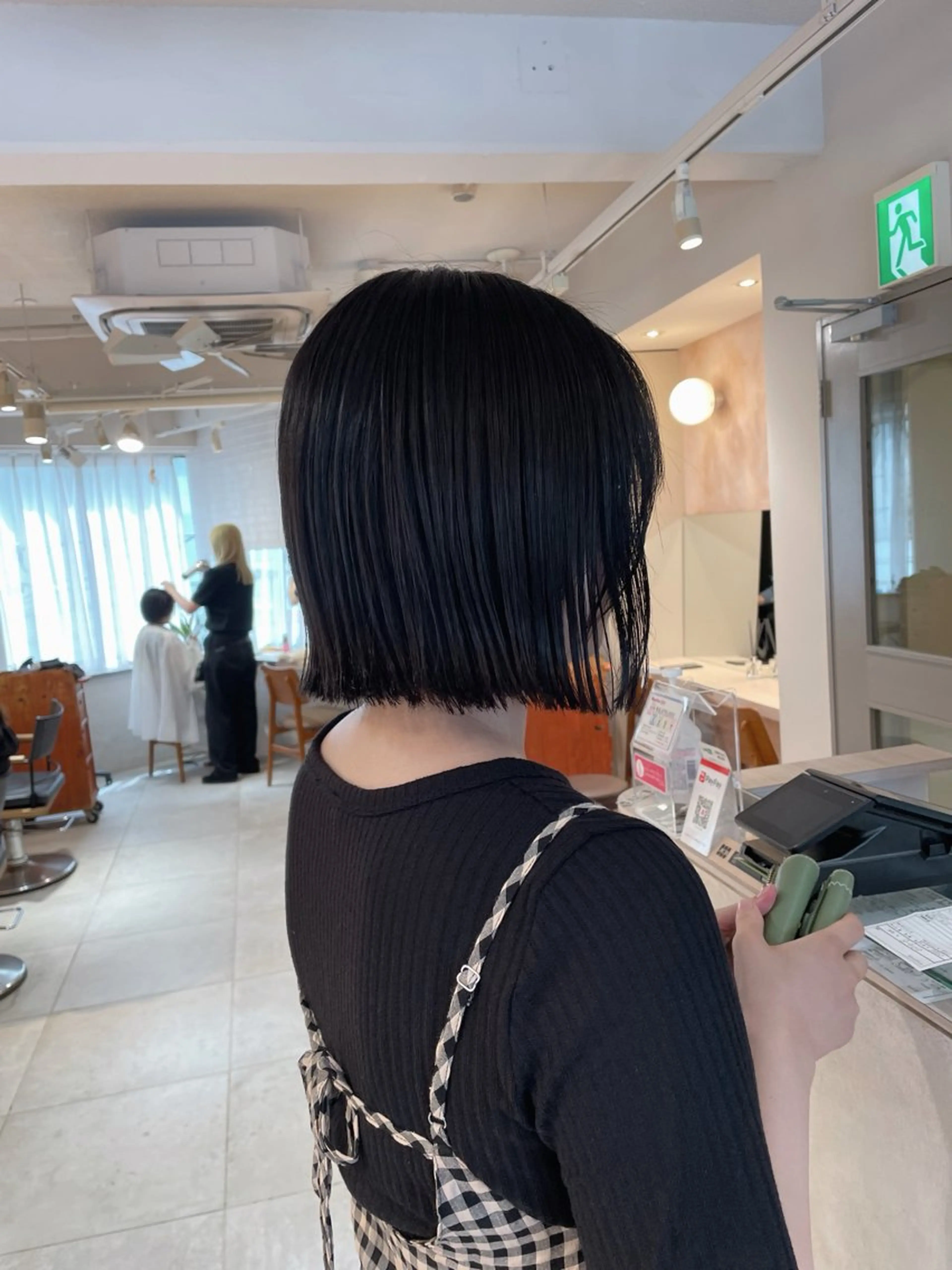 ショート ボブ 外ハネヘア カット 縮毛矯正 トリートメント 切りっぱなしボブ ソノキユウカのヘアスタイル