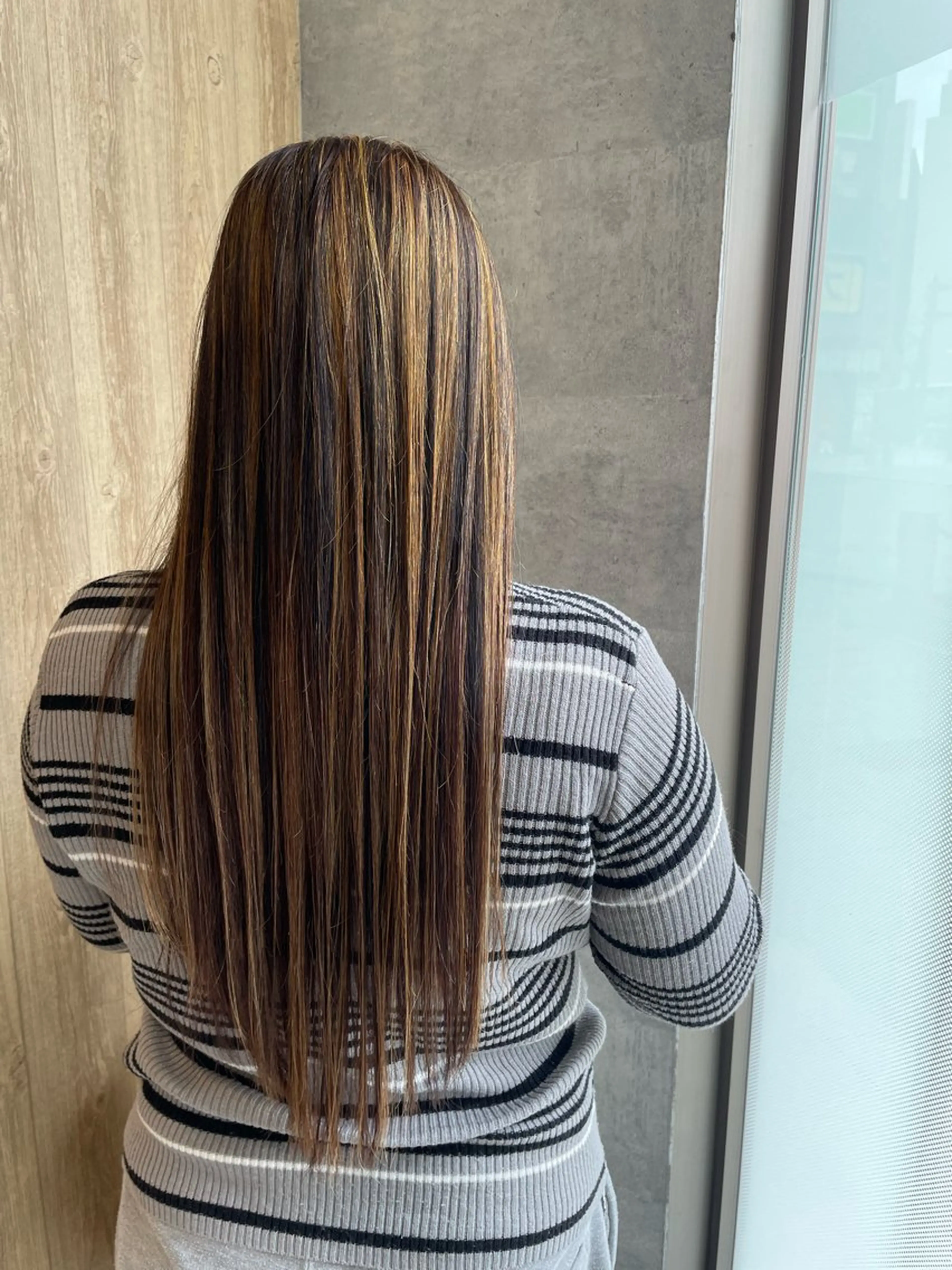 ロング ハイライト 松本 美香のヘアスタイル