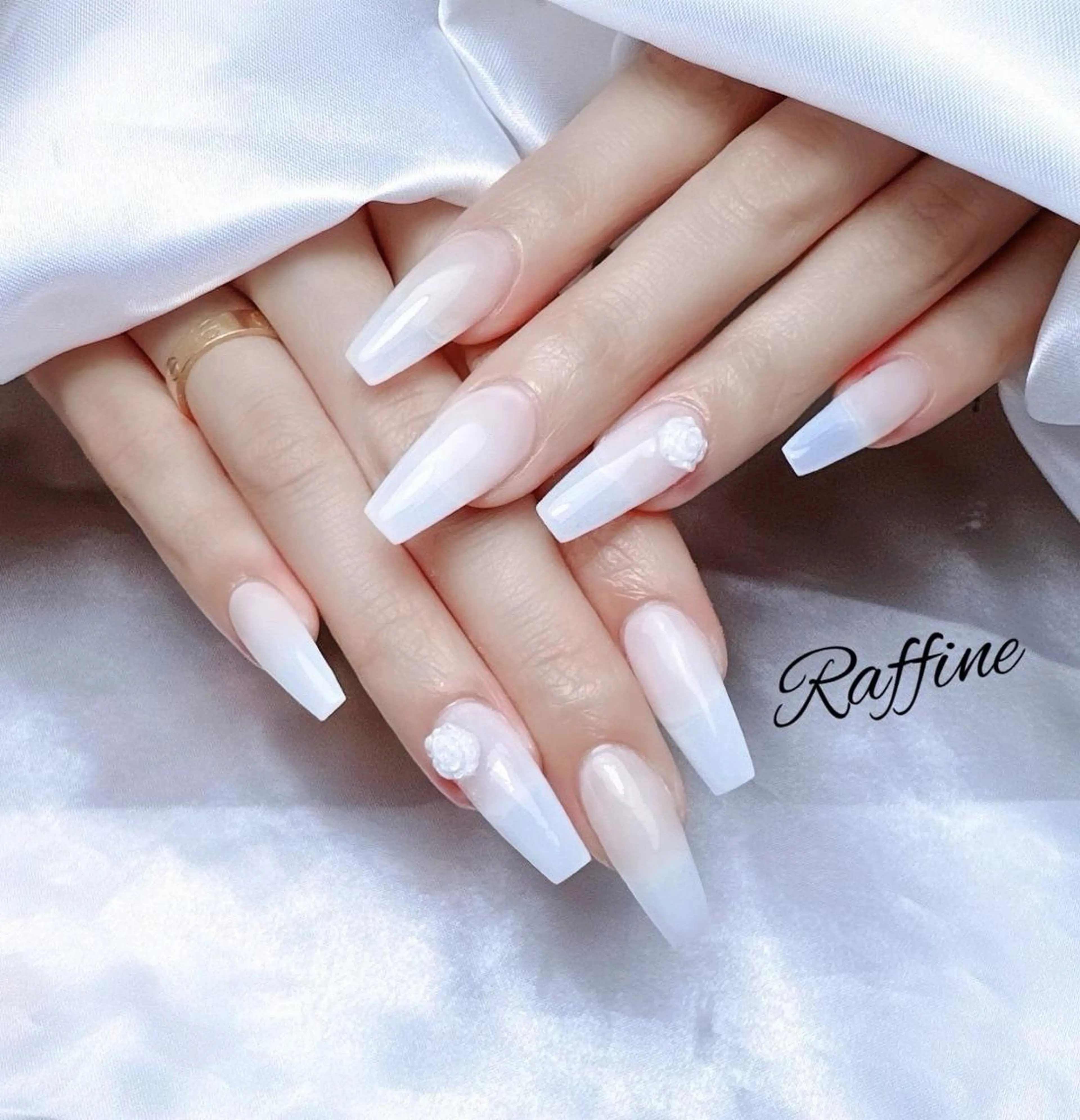 ネイル ハンドネイル RAFFINE haru🦋🩵のネイルデザイン