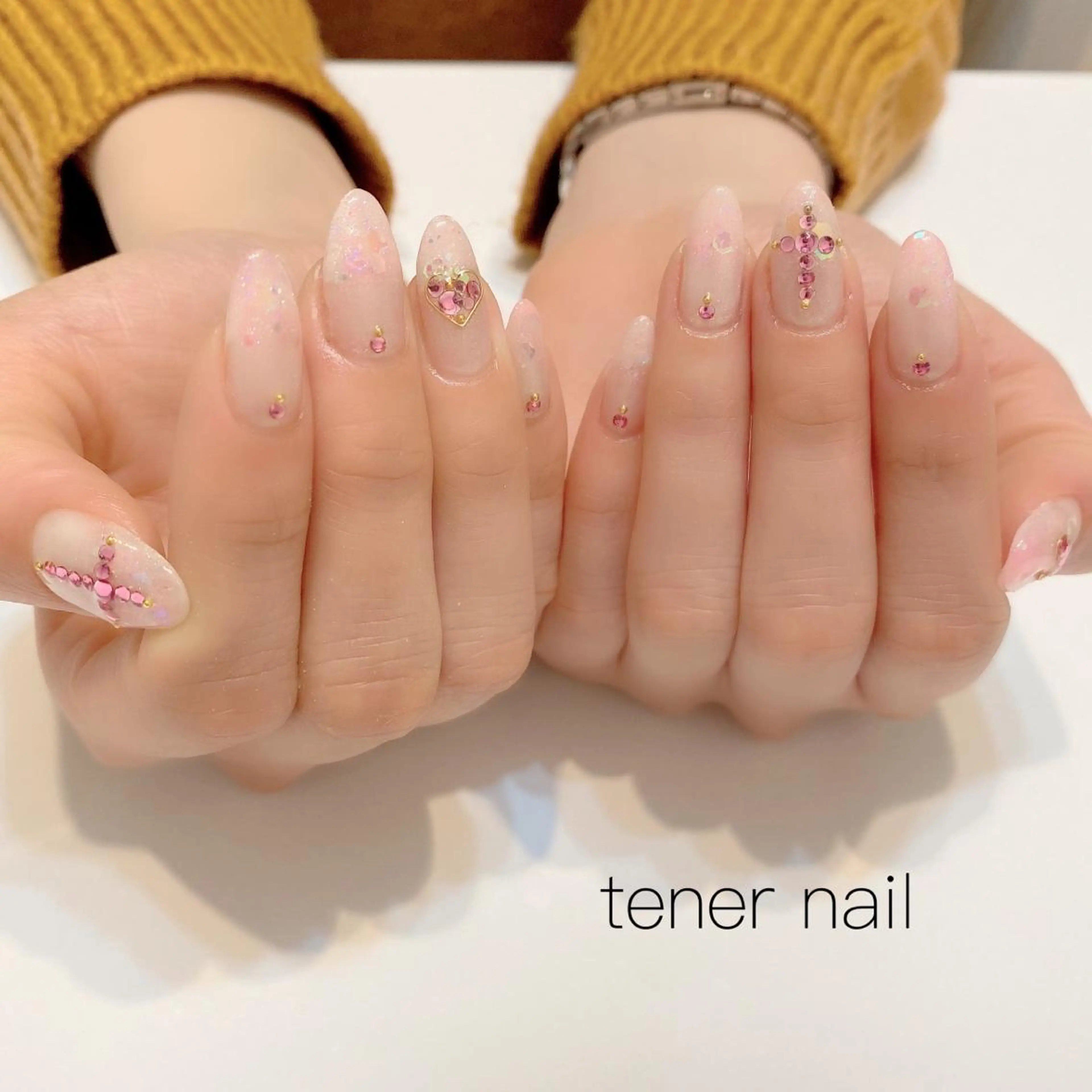 ネイル グラデーション ハート ホログラムネイル ラメ(グリッター) ラメグラデーション tener  nail  テネルネイル所属・テネルネイル tener nailのネイルデザイン
