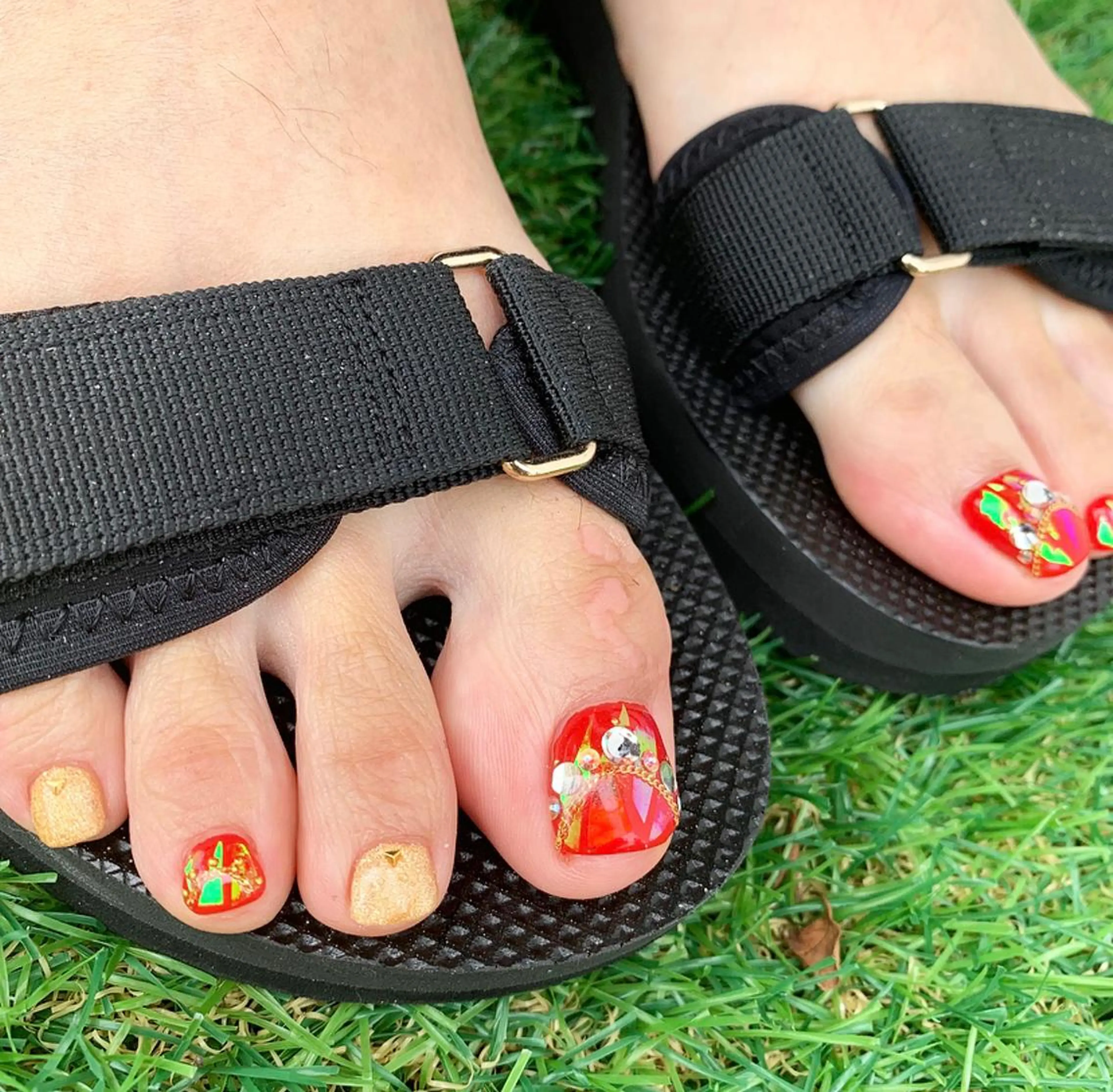 ネイル ゴージャス 赤色 Fumina .のネイルデザイン