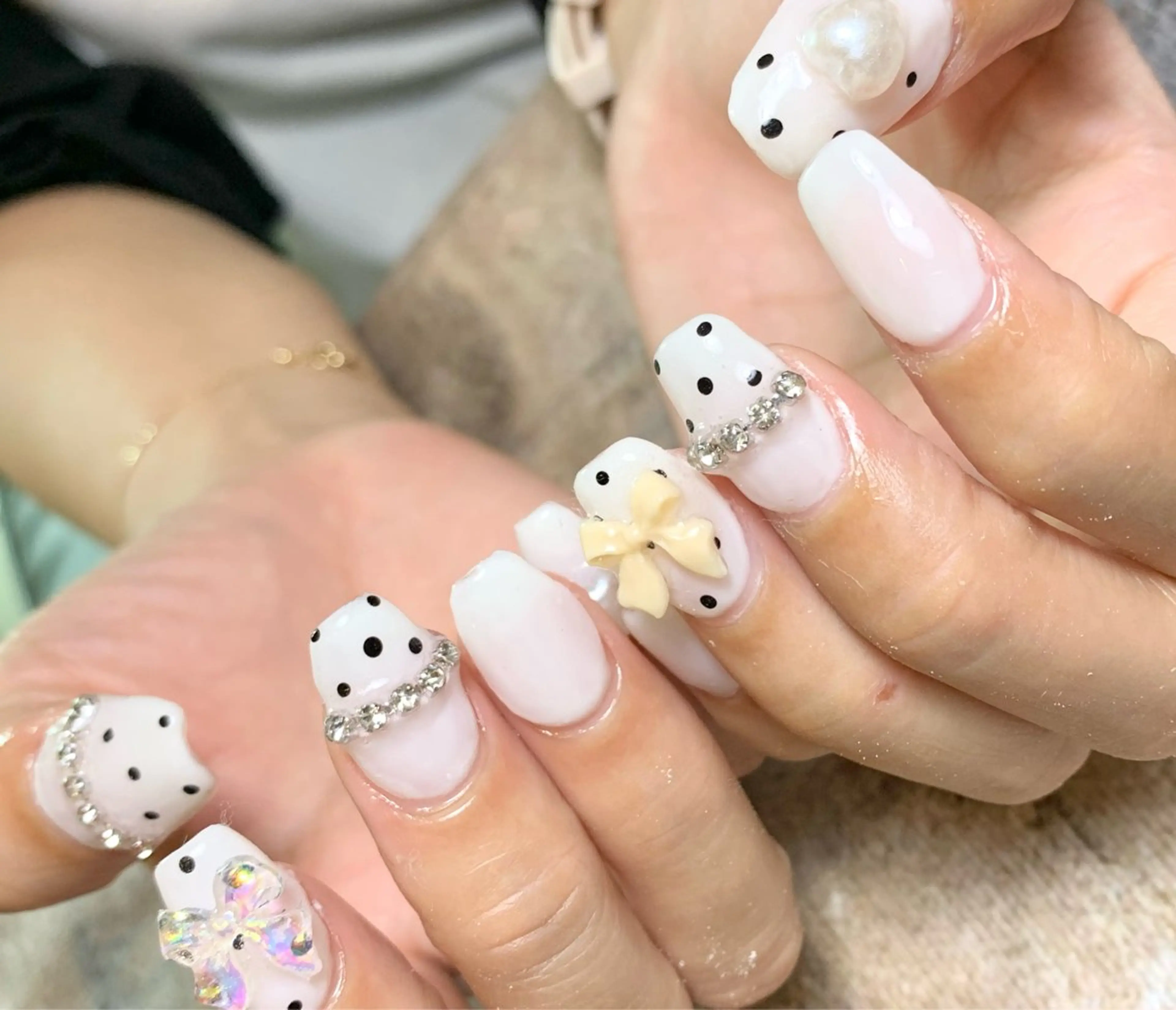 ネイル アートネイル ドット キラキラネイル リボン シルバー m mのネイルデザイン