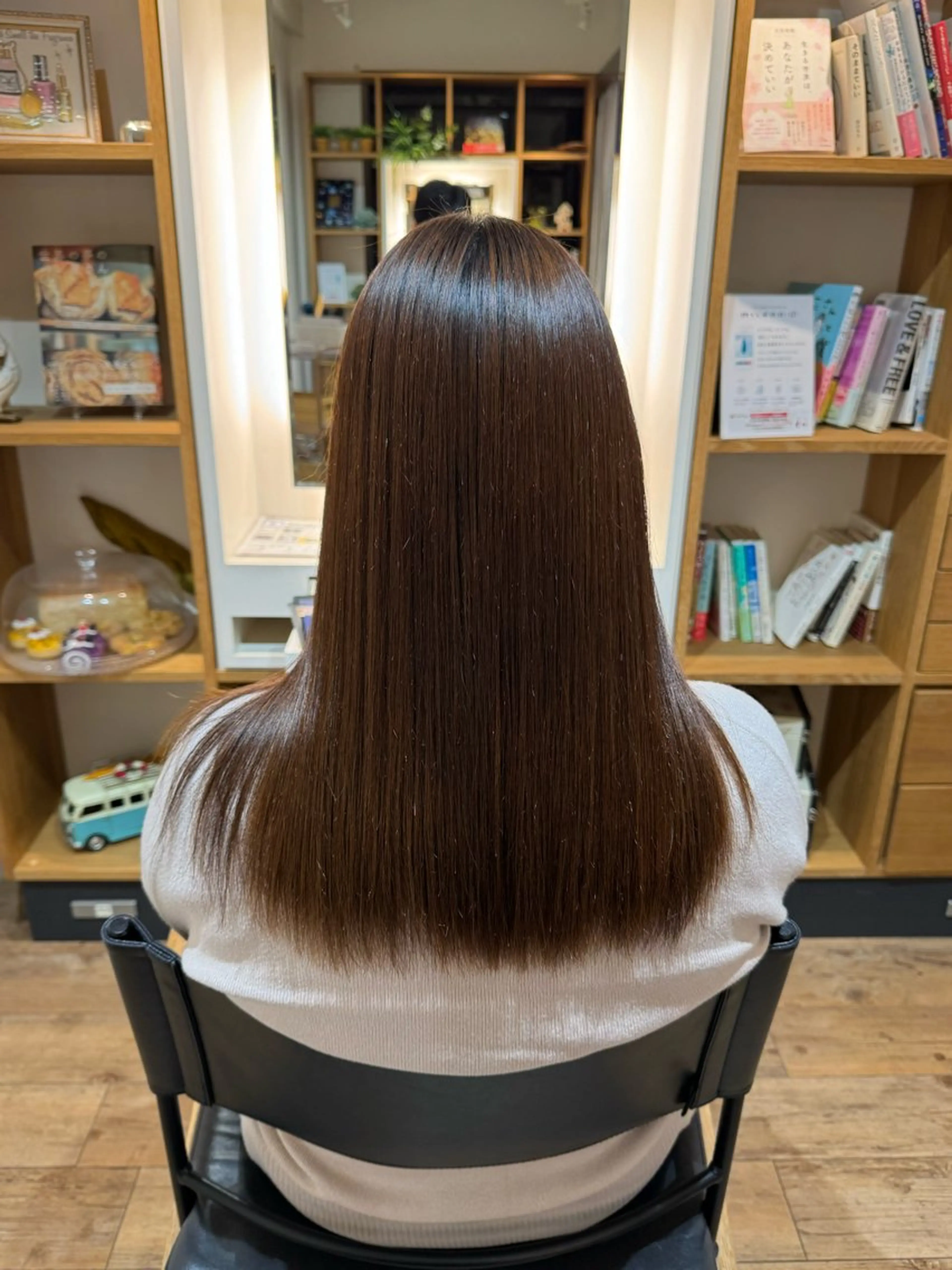 セミロング カット 縮毛矯正 トリートメント afloatkobe所属・美髪/髪質改善 川口凌弥のヘアスタイル