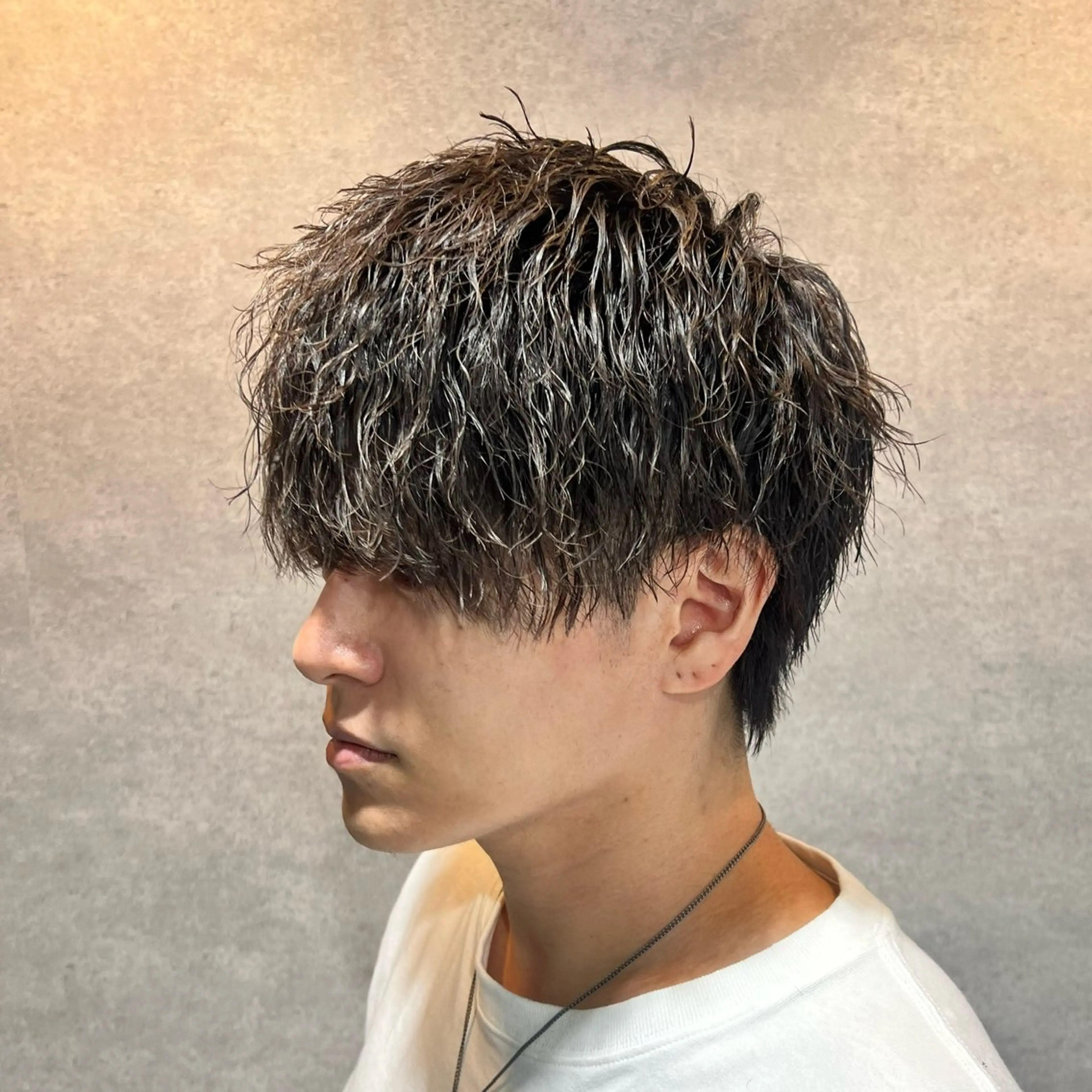 ショート カラー パーマ ヘアアレンジ メンズ センターパート メンズハイライト メンズメッシュ マッシュ メンズパーマ カット パーマ トリートメント ヘッドスパ ヘアセット 仕上がり満足度No. 1🔥BLUCK🔥のヘアスタイル