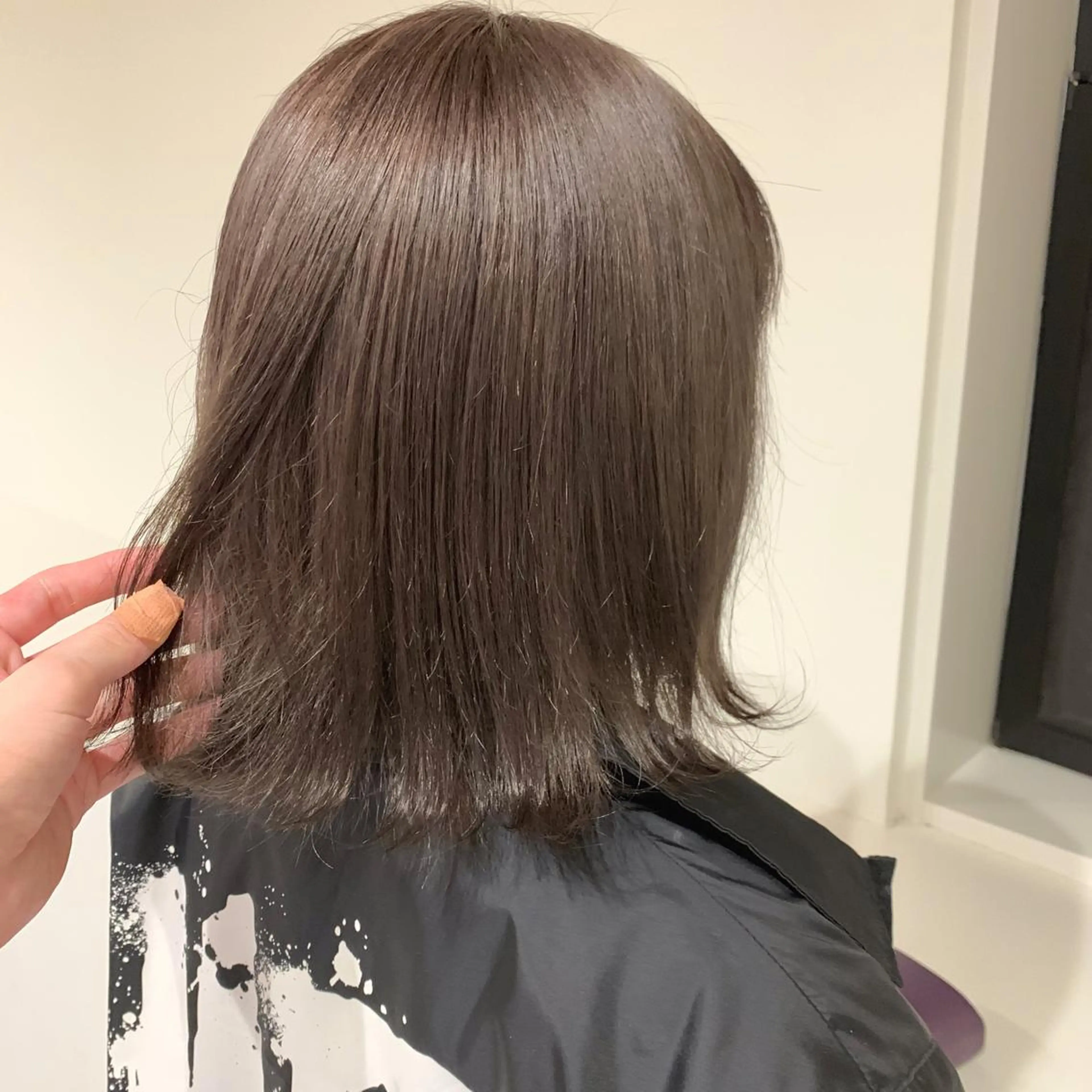 ショート カラー ブリーチ グレージュ ミルクティーグレージュ 清水 亮太／赤み消しカラーのヘアスタイル