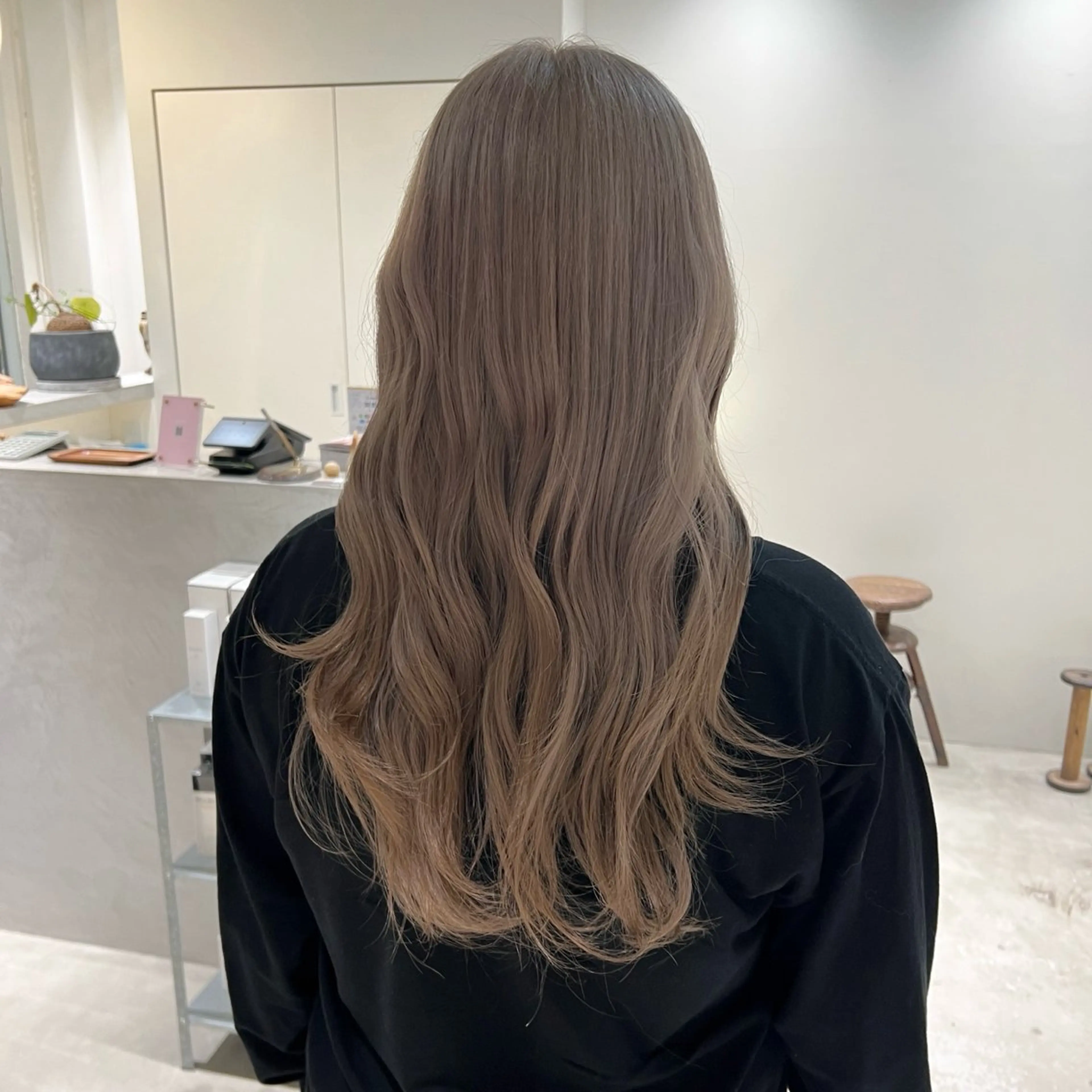 ロング カラー グレージュ ミルクティーグレージュ ヘアカラー 周東 芽依のヘアスタイル