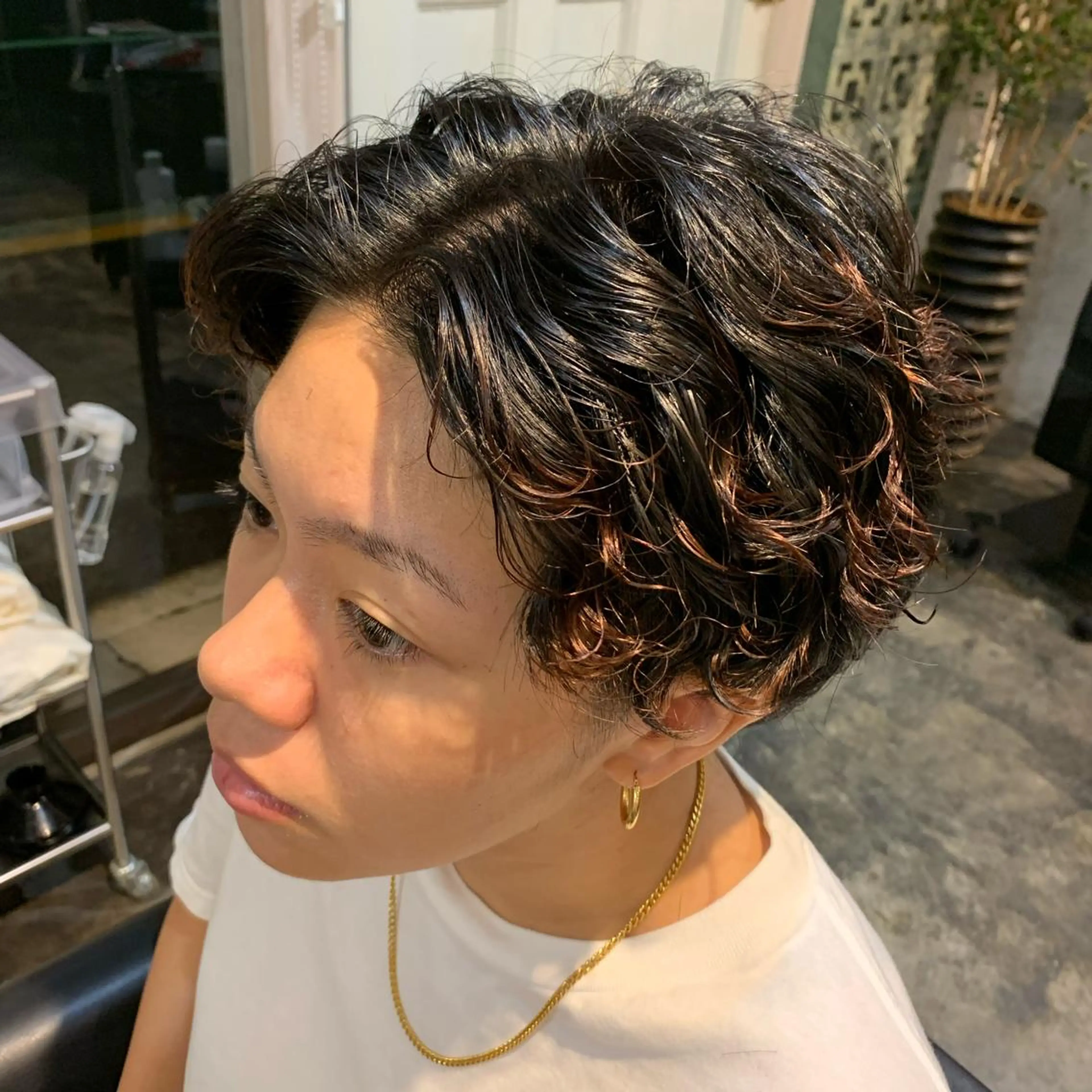 パーマ メンズ センターパート メンズパーマ スパイラルパーマ ミルクティーベージュ ブリーチ　店長　清水のヘアスタイル