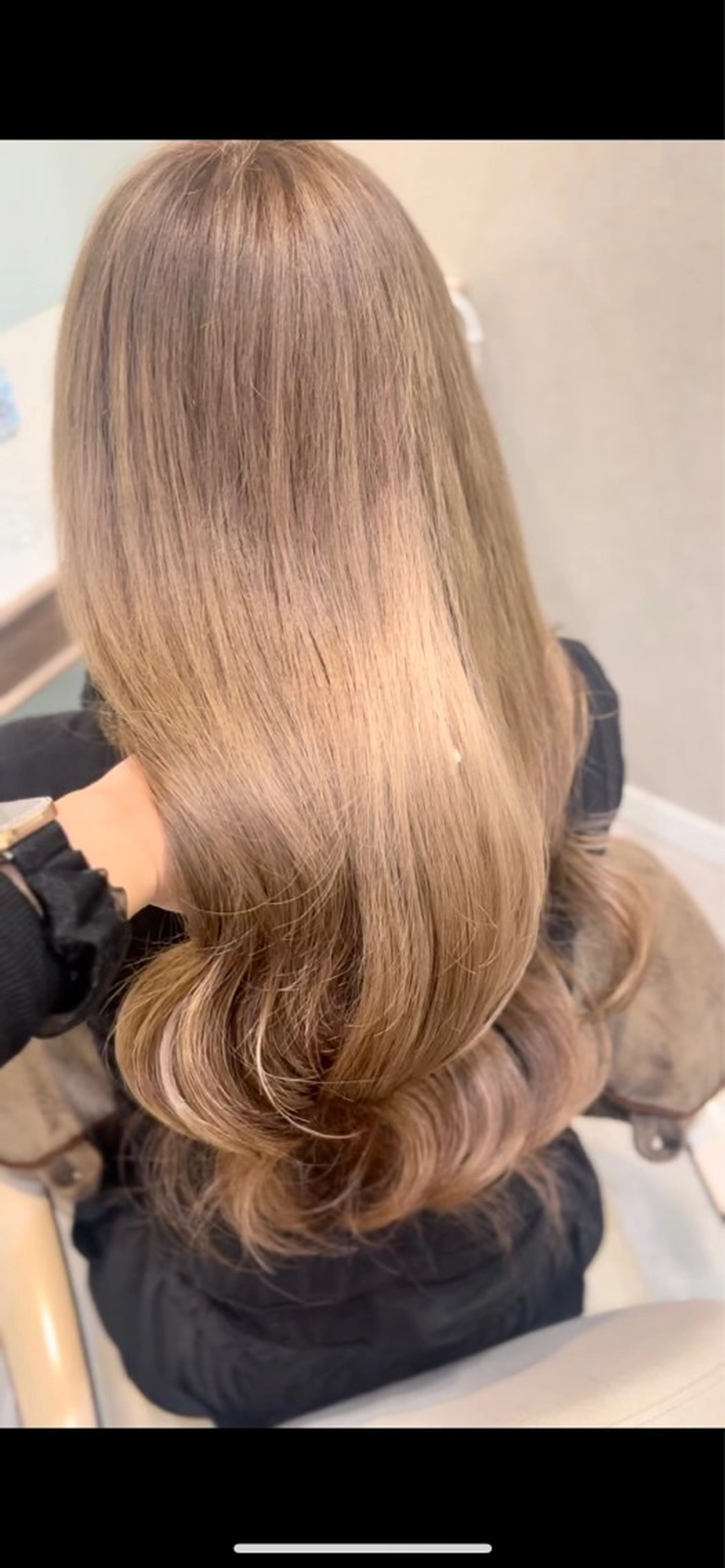 ロング カラー ベージュカラー ブリーチ ミルクティーベージュ 𝑴𝑰𝑨🎀赤髪 /ピンク/髪質改善のヘアスタイル