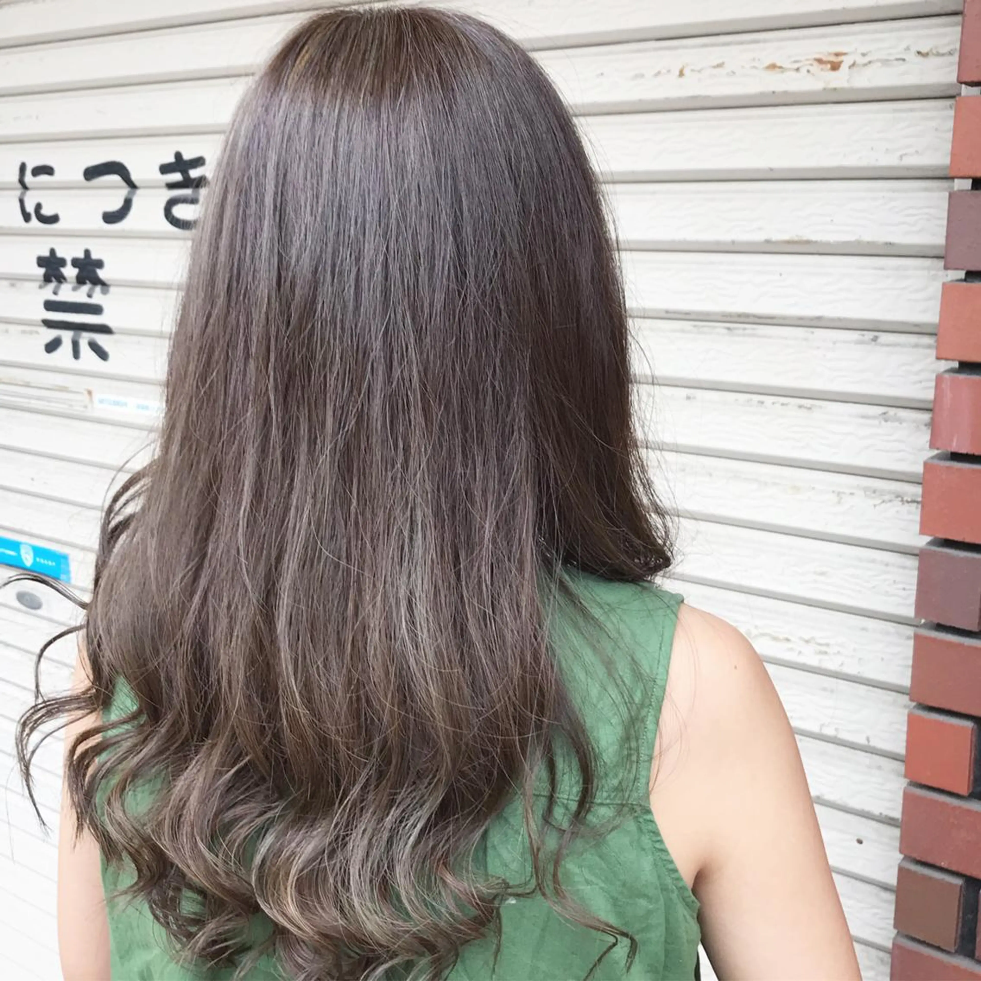 セミロング カラー アディクシーカラー ブルーカラー ハイライトカラー ハイライト エイトウメダ 店長 稲尾友則のヘアスタイル