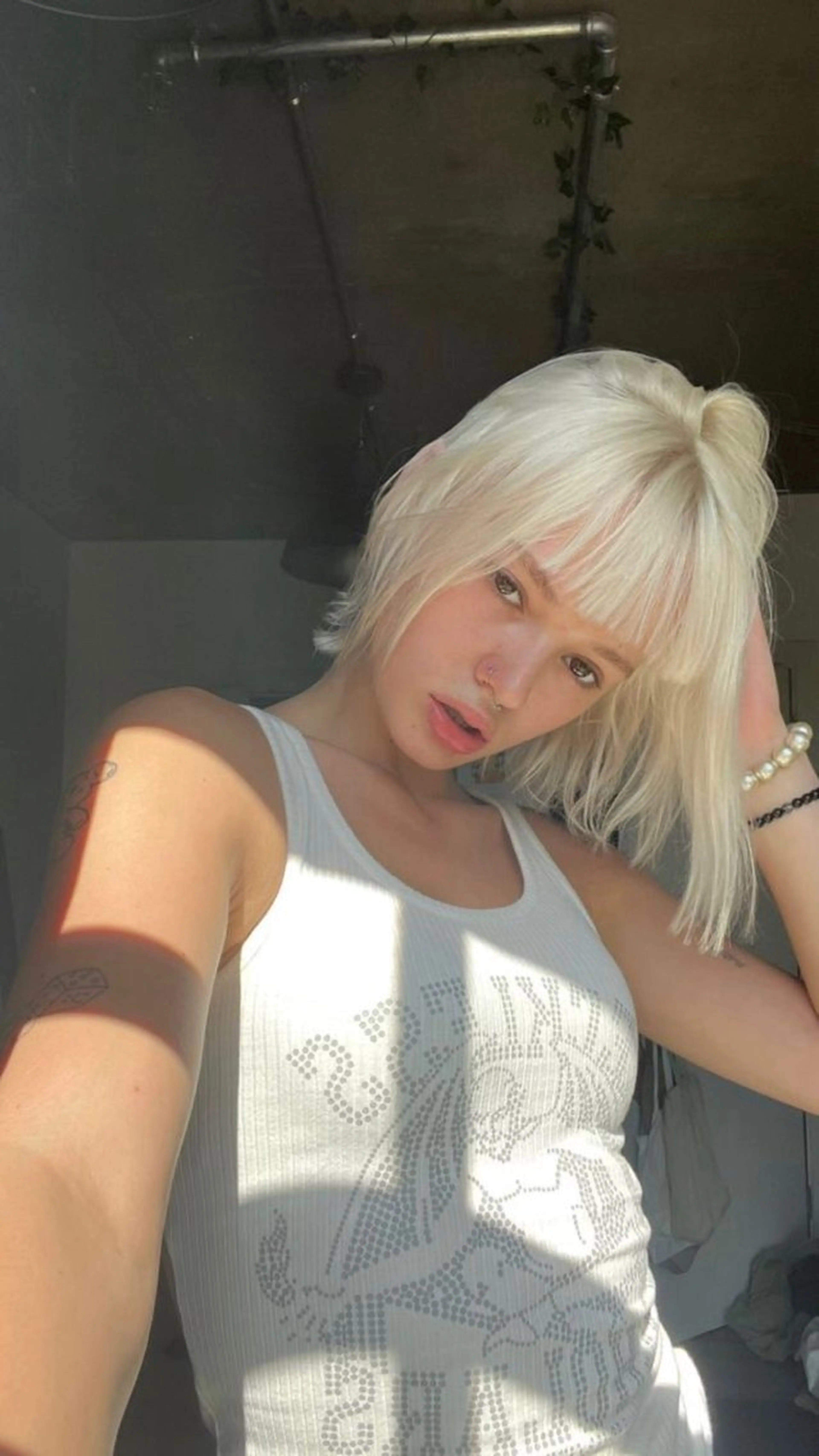 ショート カラー カット ヘアカラー 楪 yuzuriha所属・Saaya/レイヤー /ブリーチ/ブロンドのヘアスタイル