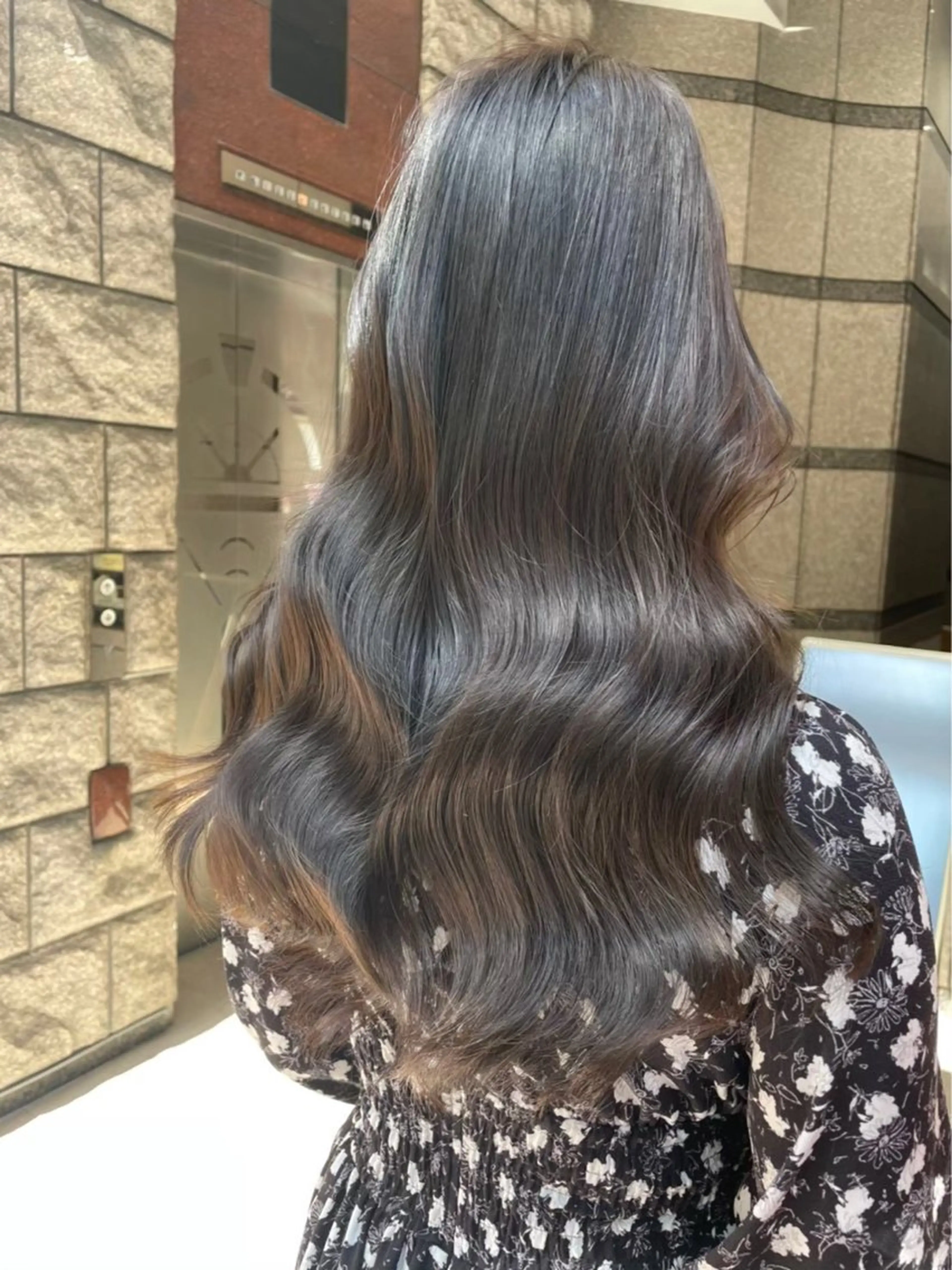 ロング カラー グレージュ MUSASHI ブリーチカラー◎のヘアスタイル