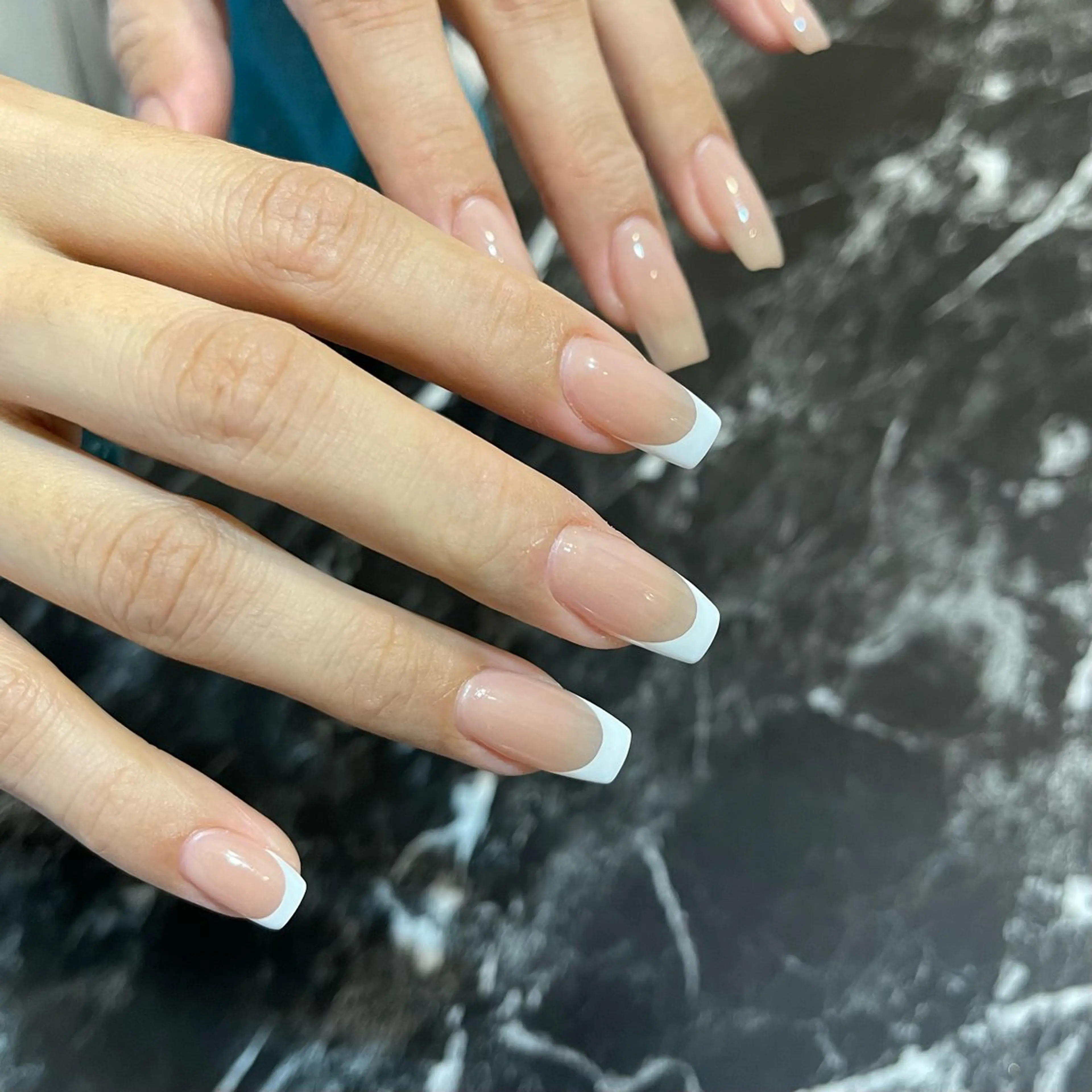 【癖爪矯正ジェルネイル】フレンチ(ベースカラー有)の写真