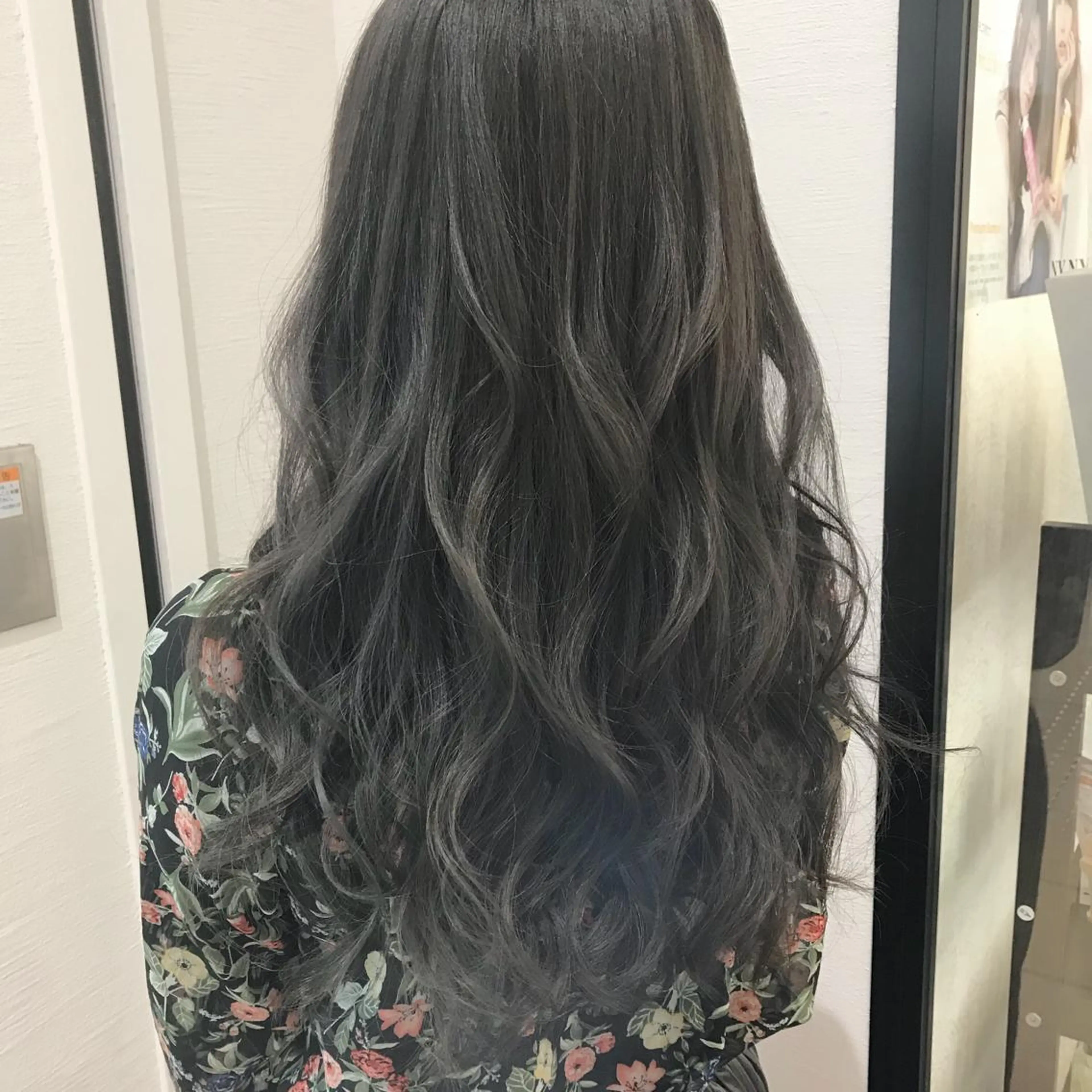 ロング カット ヘアカラー 岸川 恭子のヘアスタイル