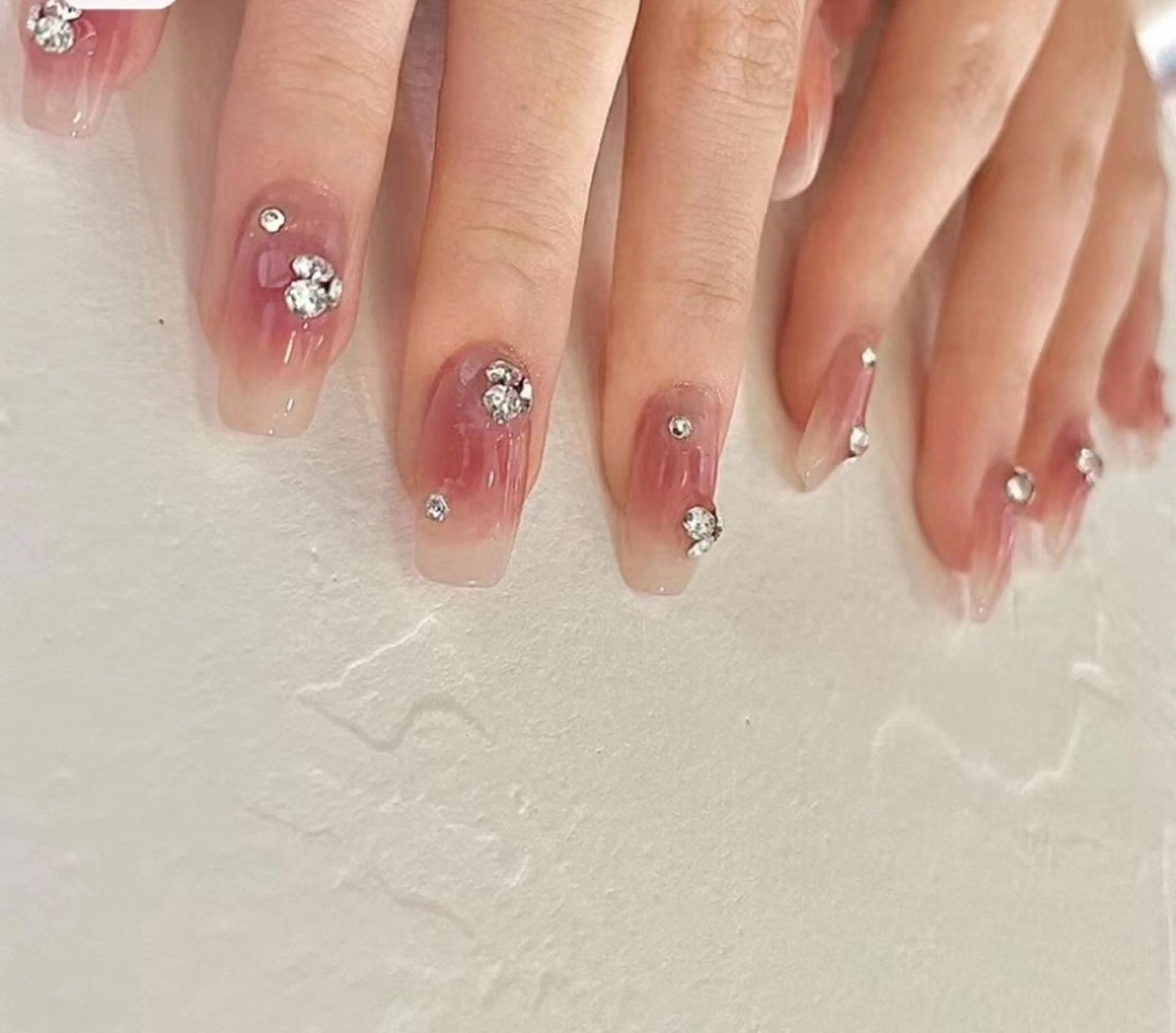 チップ長さ出し🉐ワンホン🔥💖チークネイル小ストーン付け放題（ソフトジェルオフ無料）¥10800円の写真